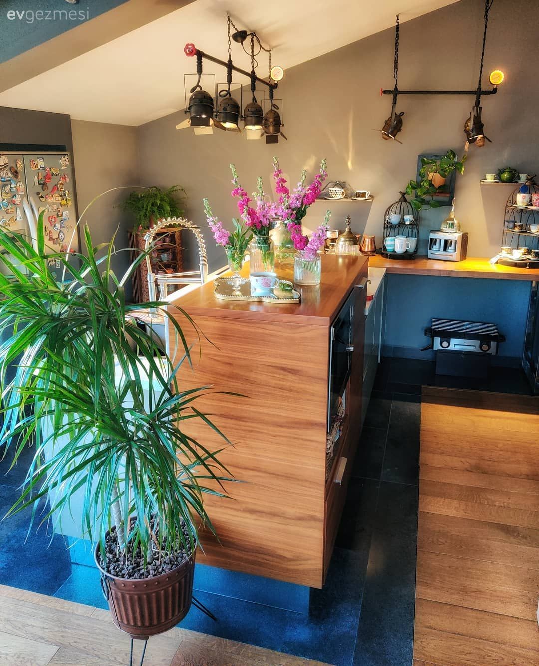 Bu Apartman Dairesi 10. Kata Bahçeli Bir Ev Hissini Taşımış