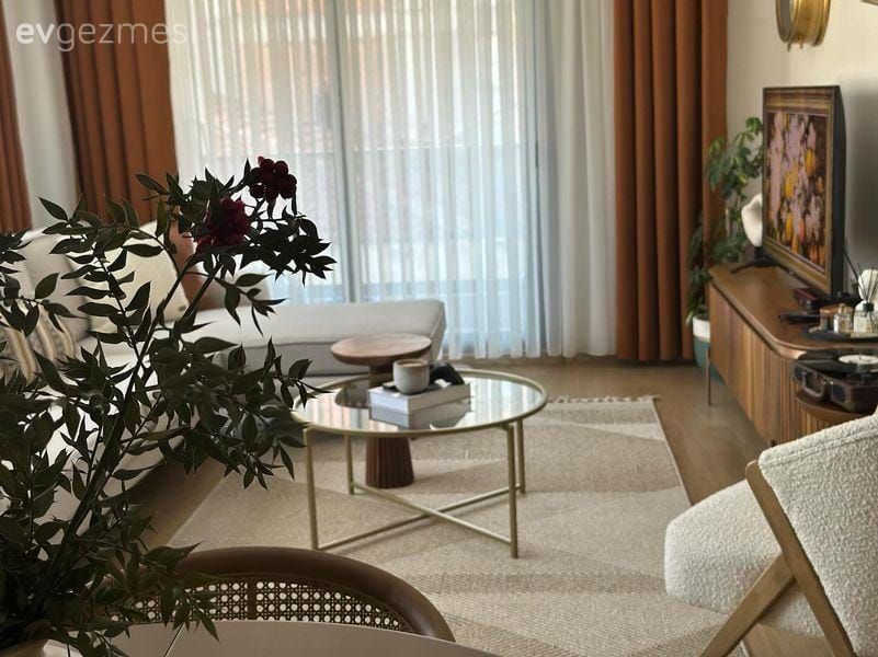 Salon, Köşe koltuk, Koltuk takımı, Beyaz, Krem, Bej, Turuncu, Fon perde, Perde, Tül perde, Tv ünitesi, Tv ünitesi aksesuarları, Ev Aksesuar, Halı, Salon halısı, Ev bitkisi, Berjer, Dekoratif Objeler