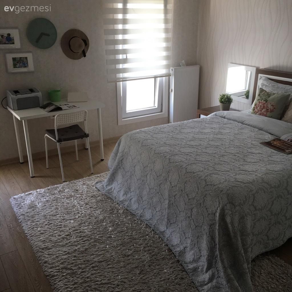 Yatak Odası, Beyaz, Vizon, Yatak örtüsü, Yatak odası halısı, Ev Aksesuar, Duvar kağıdı, Duvar dekorasyonu, Kırlent, Ev tekstili, Çalışma masası, Sandalye, Yatak odası duvar dekorasyonu, Zebra Perde, Perde, Country