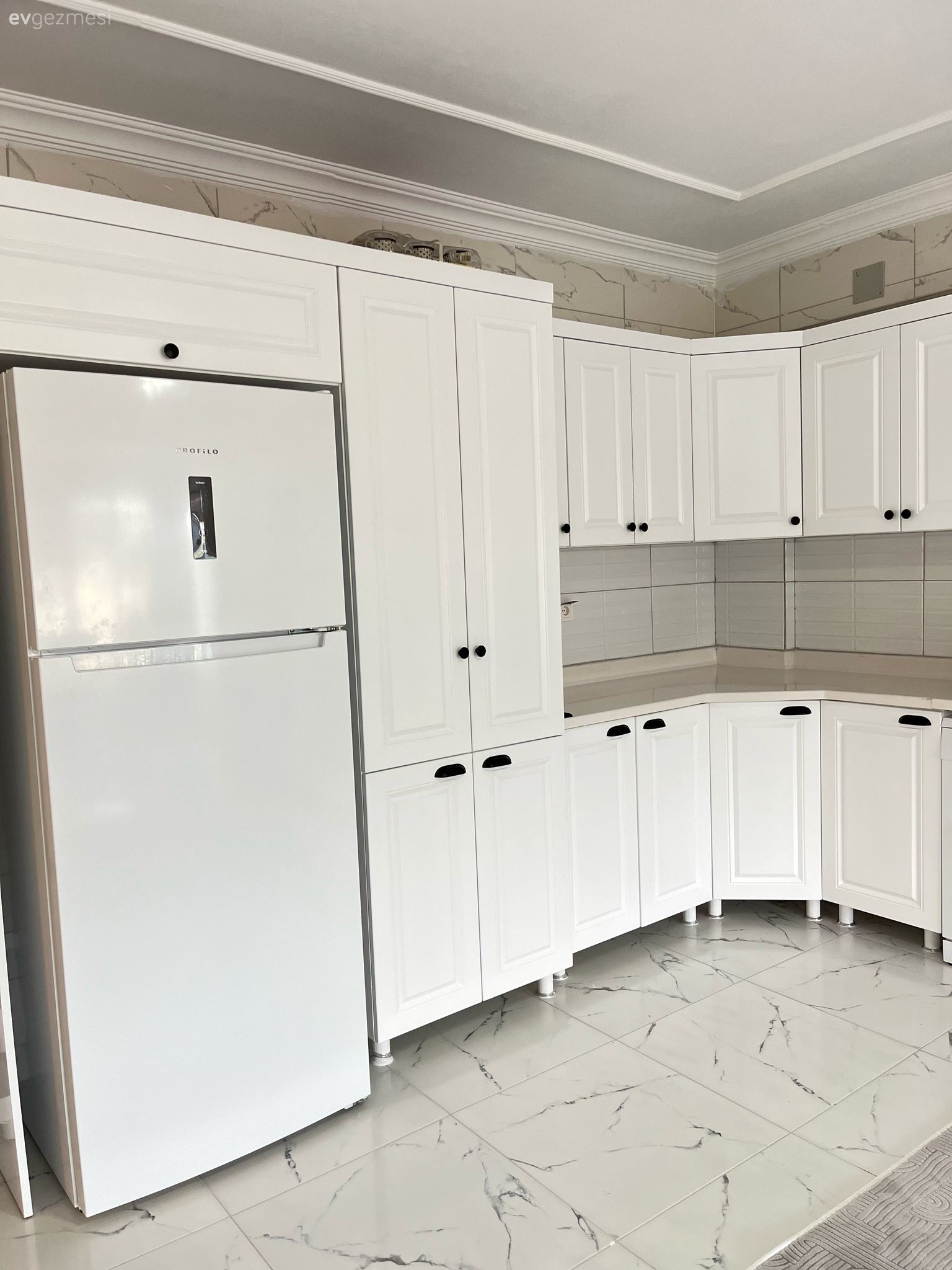 Bu Hatay Evinde Beyaz ve Turuncu Uyumu Esas Alınmış