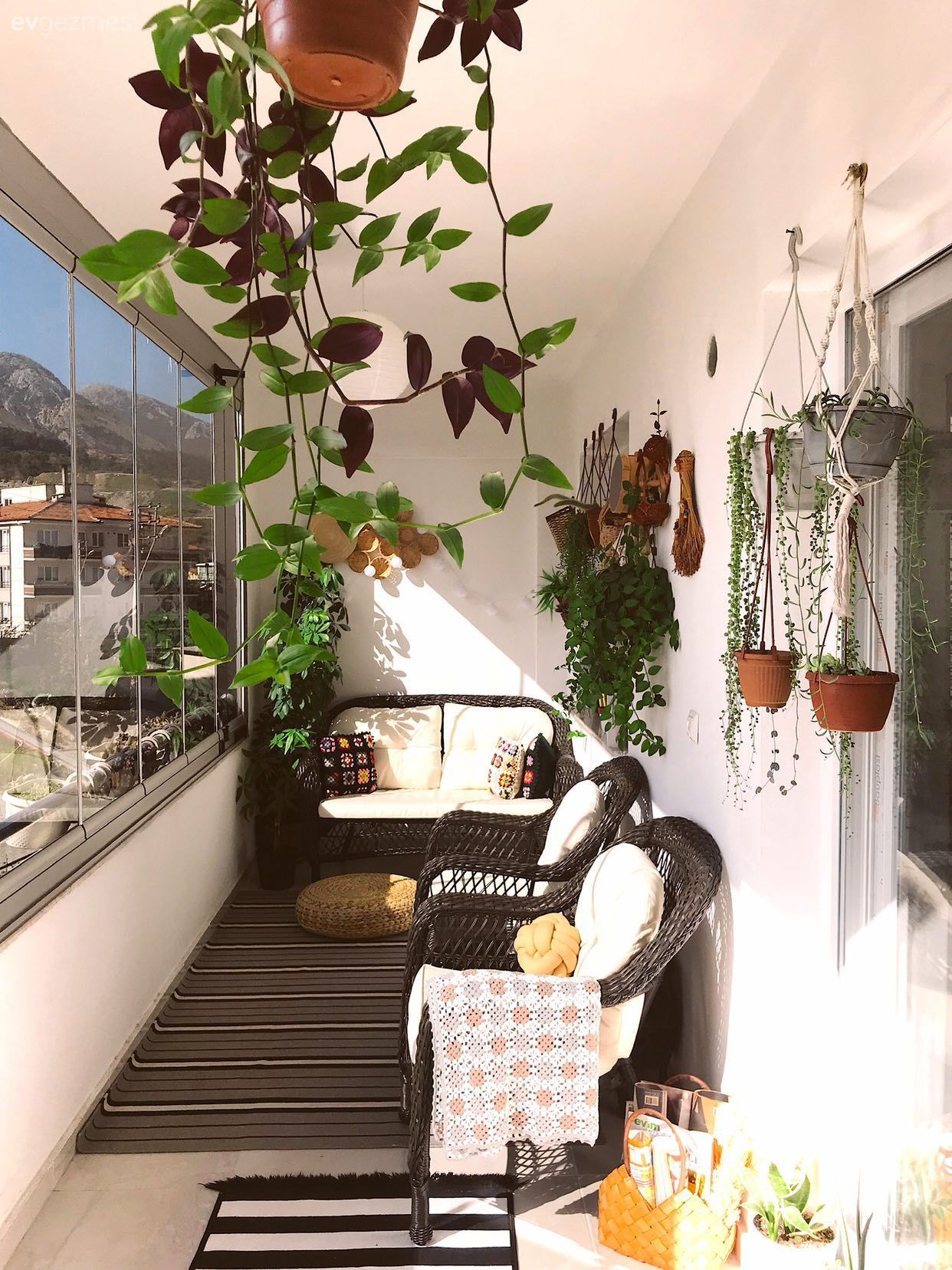 Balkon, Bohem Dekorasyon, Siyah, Beyaz, Bej, Krem, Balkon oturma grubu, Balkon halısı, Balkon duvar dekorasyonu, Balkon avizesi