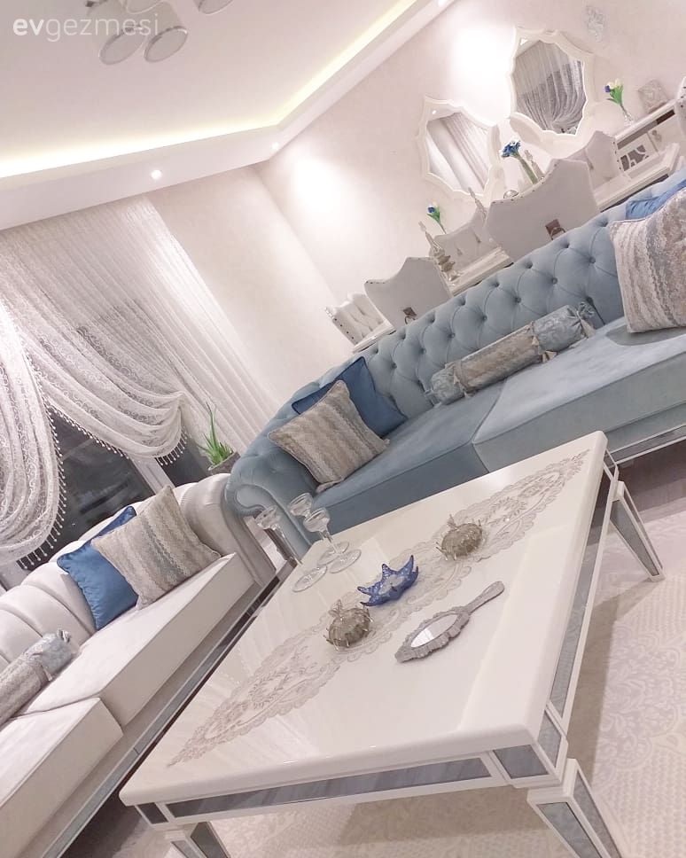 Salon, Klasik, Mavi, Beyaz, Krem, Bej, Ev Aksesuar, Gümüş, Kruvaze perde, Perde, Sehpa, Orta sehpa, Sehpa üstü aksesuarı, Yemek masası, Konsol