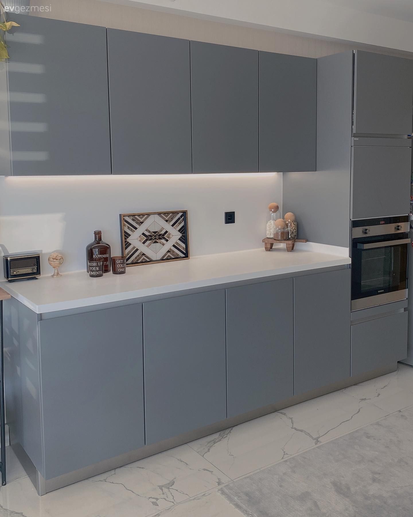 Mutfak, Modern, Modern mutfak, Gri, Beyaz, Ankastre, Mutfak tezgahı, Mutfak tezgah arası, Tezgah arası seramik, Mutfak Avize Modelleri