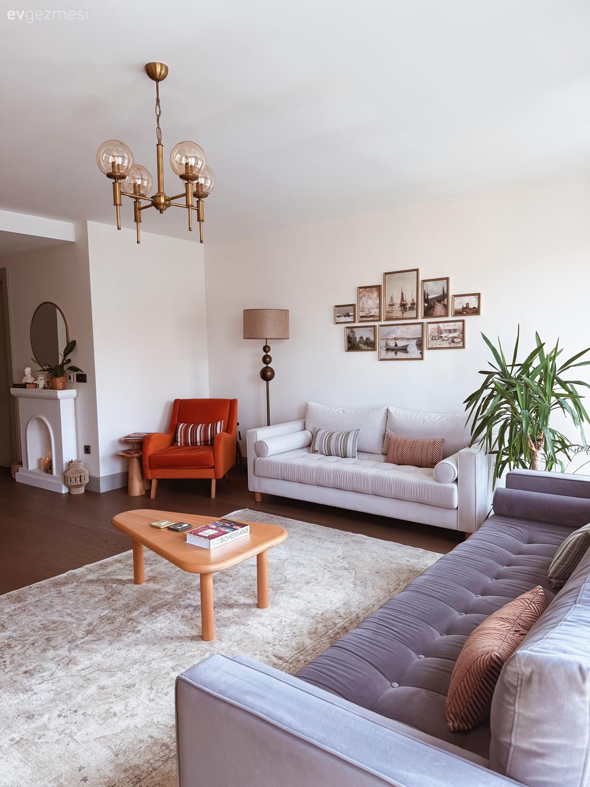 Salon, Bohem Dekorasyon, Gri, Turuncu, Beyaz, Gri koltuk, Beyaz koltuk, Koltuk takımı, Berjer, Kırlent, Ev tekstili, Halı, Salon halısı, Avize, Aydınlatma, Salon avizesi, Ev bitkisi, Şömine, Orta sehpa, Sehpa, Lambader, Kahverengi, Yanık turuncu, Bej, Krem, Duvar dekorasyonu, Çerçeve, Tablo
