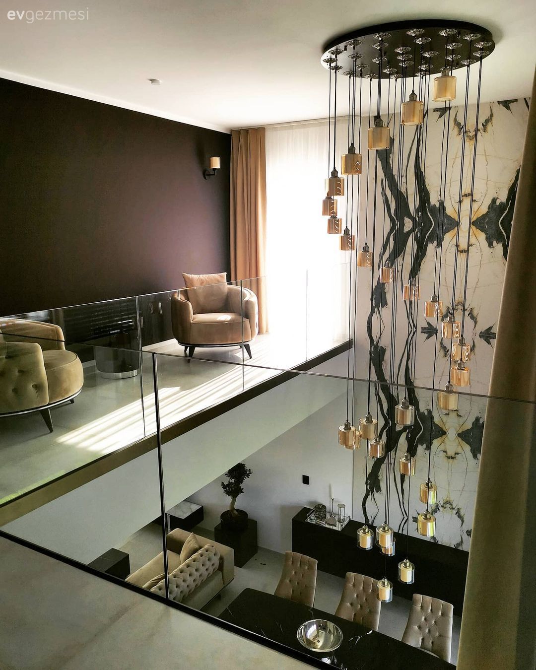 Dubleks evler, Beyaz, Siyah, Vizon, Duvar dekorasyonu, Yemek Odası, Yemek masası, Sandalye, Art deko, Siyah duvar, Berjer, Zemin seramikleri, Avize, Aydınlatma, Yemek odası avizesi