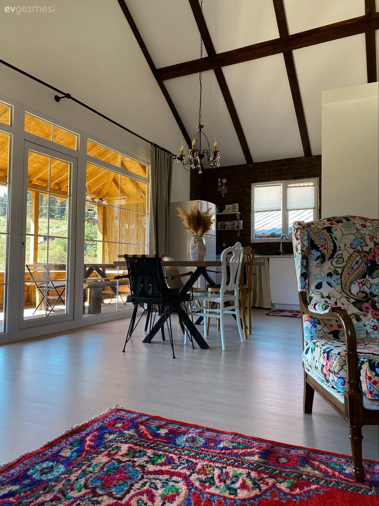 Bolu'daki Bu Yayla Evinde Geçmiş ve Bugün Uyumlu Şekilde Birlikte!