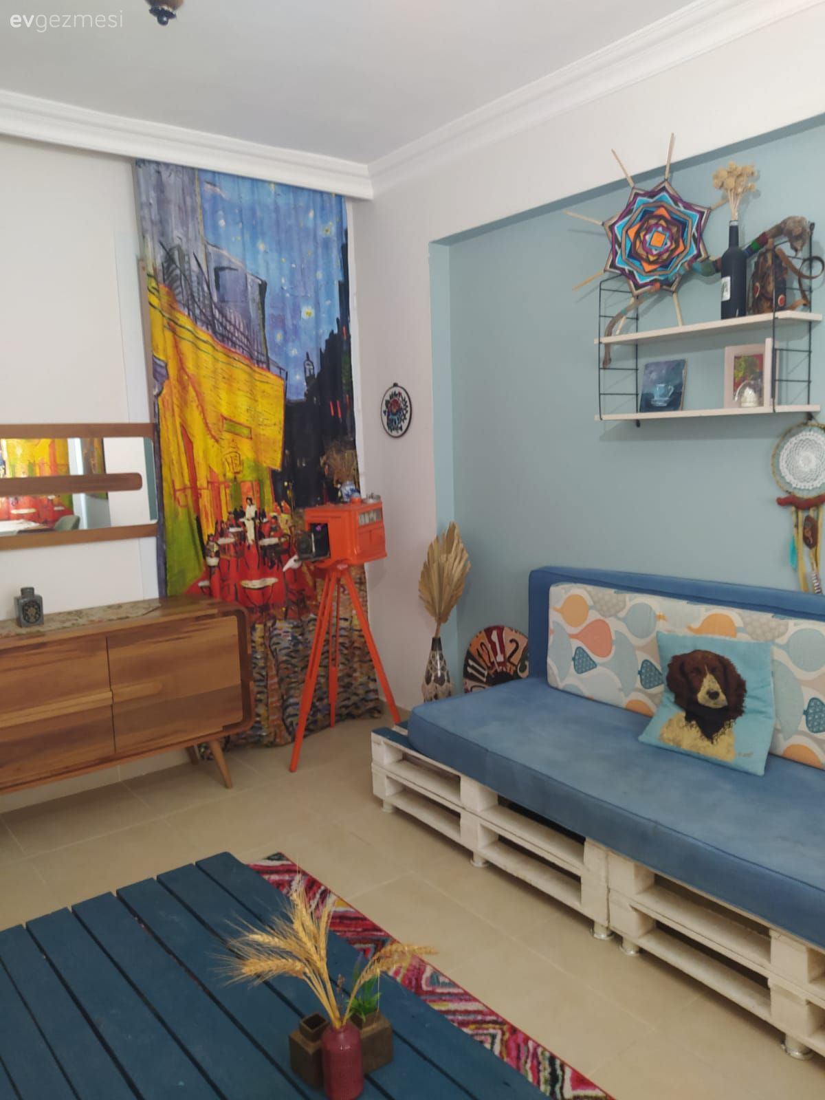 Oturma Odası, Eklektik, Mavi, Beyaz, Sarı, Mavi duvar, Kilim, Halı, Orta sehpa, Sehpa, Palet, Konsol, Konsol üzeri dekoratif objeleri, Duvar rafı, Duvar dekorasyonu, Sandalye