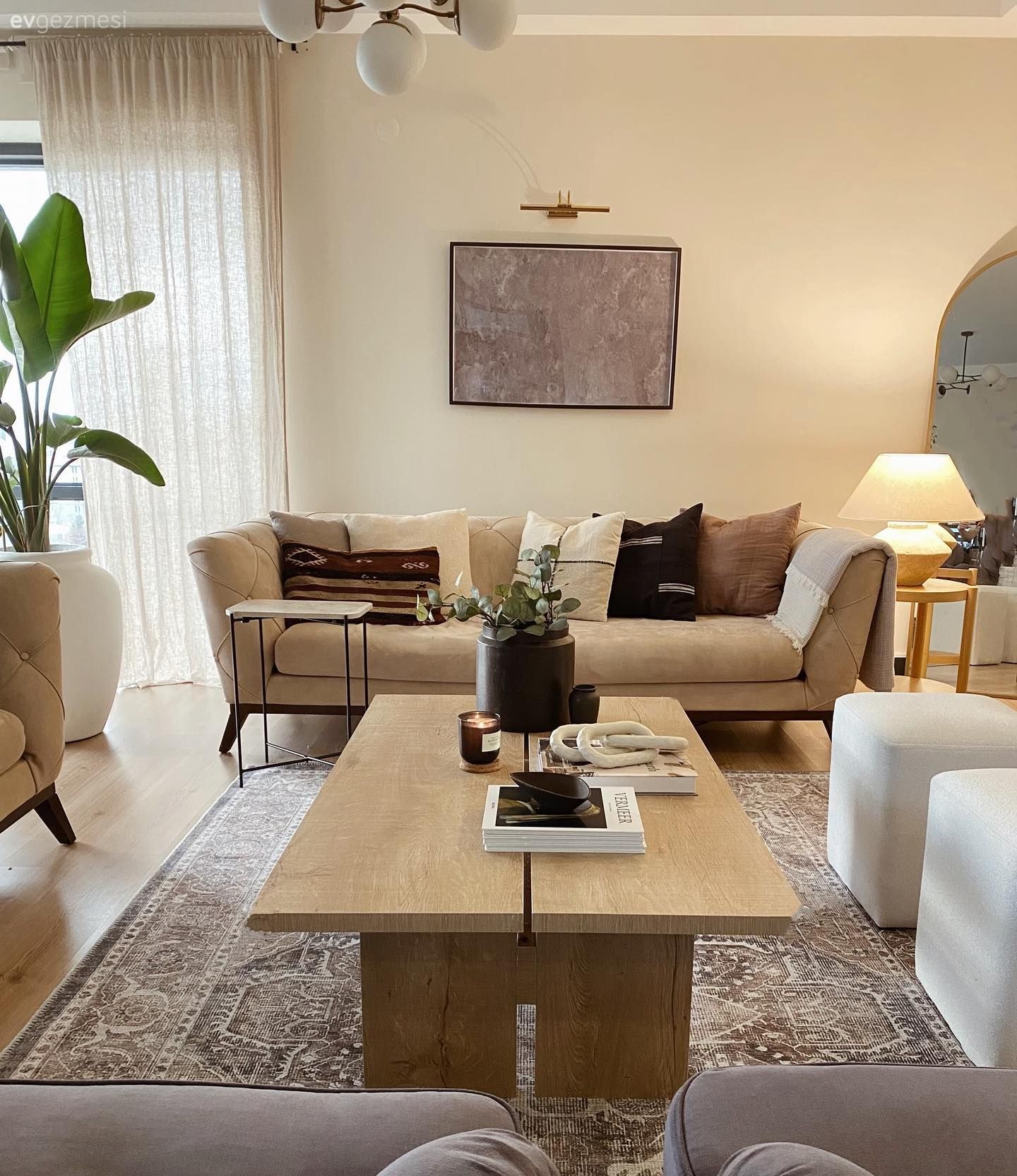 Salon, Modern, Beyaz, Krem, Bej, Koltuk takımı, Siyah, Kırlent, Ev tekstili, Tablo, Duvar dekorasyonu, Abajur, Aydınlatma, Ev bitkisi, Orta sehpa, Sehpa, Ahşap Mobilya, Tül perde, Perde, Fon perde, Halı, Salon halısı, Saksı, Dekoratif Objeler