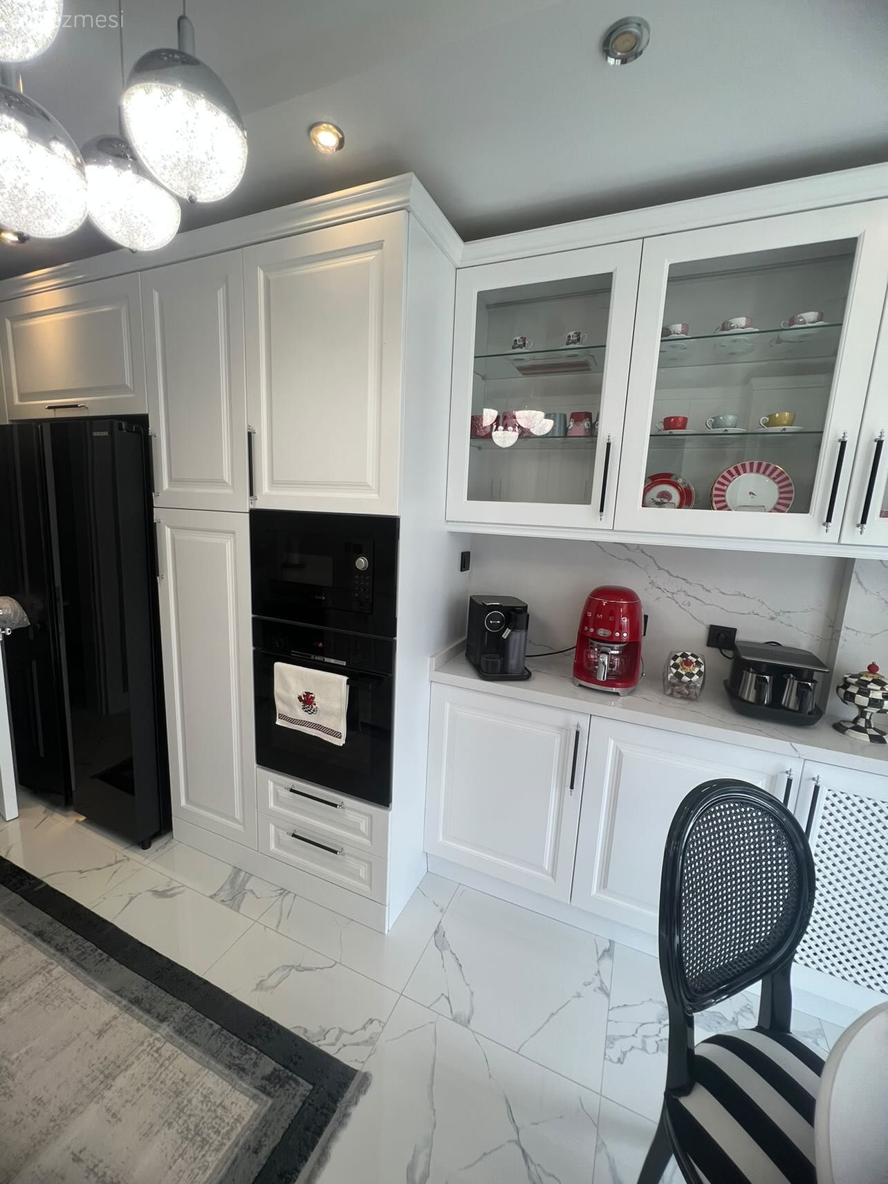 Mutfak, Country mutfak, Beyaz, Siyah, Ekstra mutfak dolabı, Kahve köşesi, Sandalye, Mutfak masası, Mutfak halısı, Çizgili desen, Desenler, Siyah- Beyaz, Mutfak Avize Modelleri