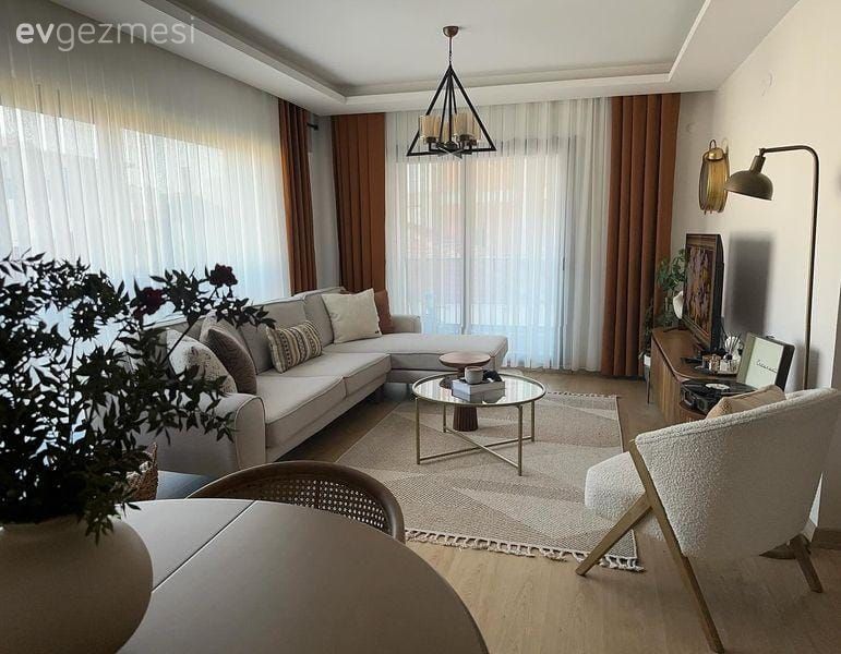 Salon, Bohem Dekorasyon, Gri, Bej, Turuncu, Beyaz, Ahşap Mobilya, Fon perde, Perde, Tül perde, Tv ünitesi, Tv ünitesi aksesuarları, Ev Aksesuar, Köşe koltuk, Koltuk takımı, Orta sehpa, Sehpa, Avize, Aydınlatma, Halı, Salon halısı, Dekoratif Objeler, Saksı, Cam orta sehpa, Lambader, Berjer