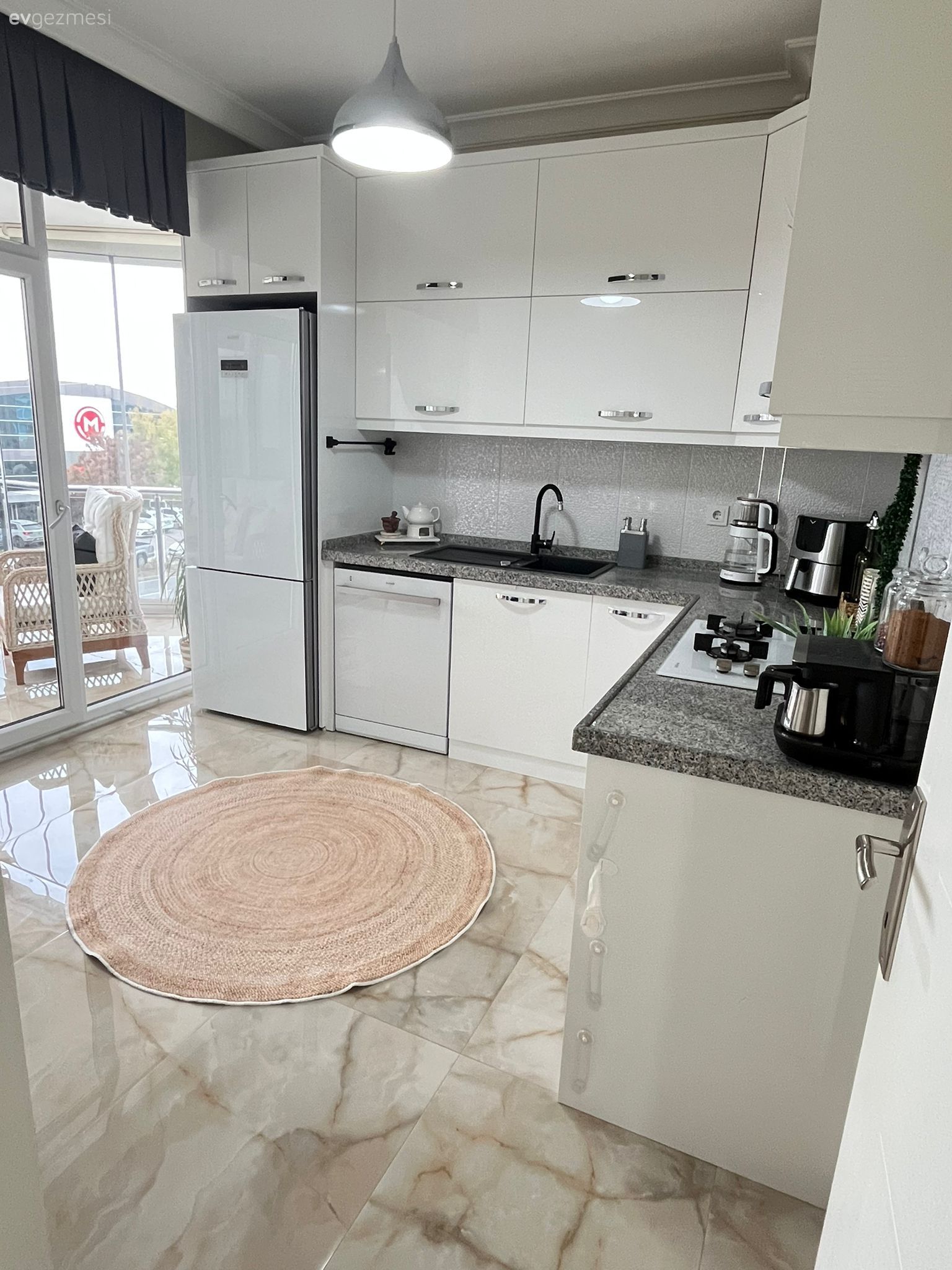 Mutfak, Beyaz, Siyah, L-tipi mutfak, Siyah tezgah, Mutfak tezgahı, Mutfak perdesi, Mutfak halısı, Mutfak aksesuarları, Mutfak zemin seramikleri