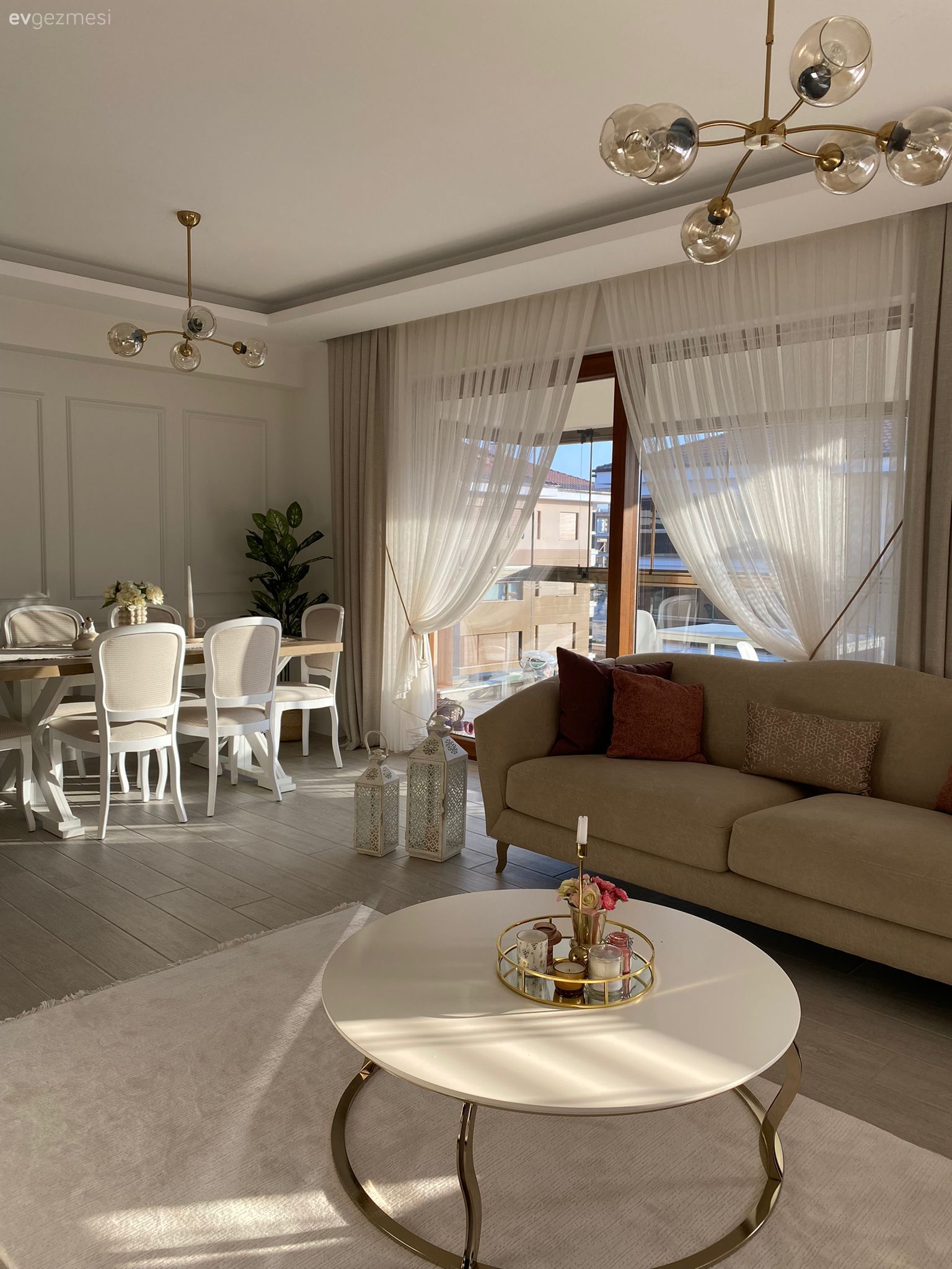 Sadeliği Referans Alan Bu Salon Uyumdan Da Taviz Vermemiş