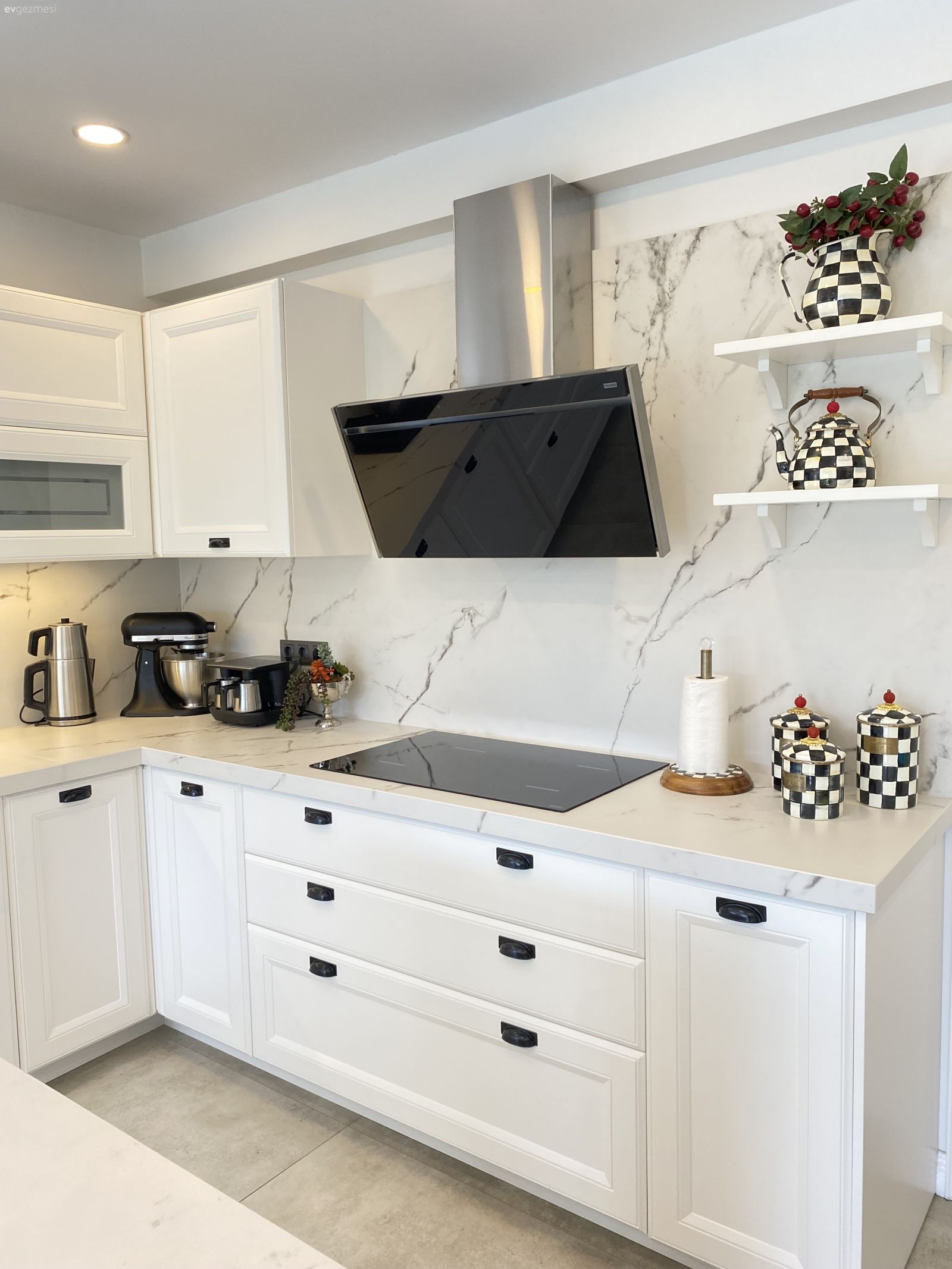 Mutfak, Beyaz mutfak, Beyaz, Siyah, Shaker kapaklı dolaplar, Mutfak tezgahı, Mutfak tezgah arası, Tezgah arası doğal taş, Sandalye, Ada mutfak, Davlumbaz, Ankastre, Mutfak aksesuarları, Spot aydınlatma, Aydınlatma