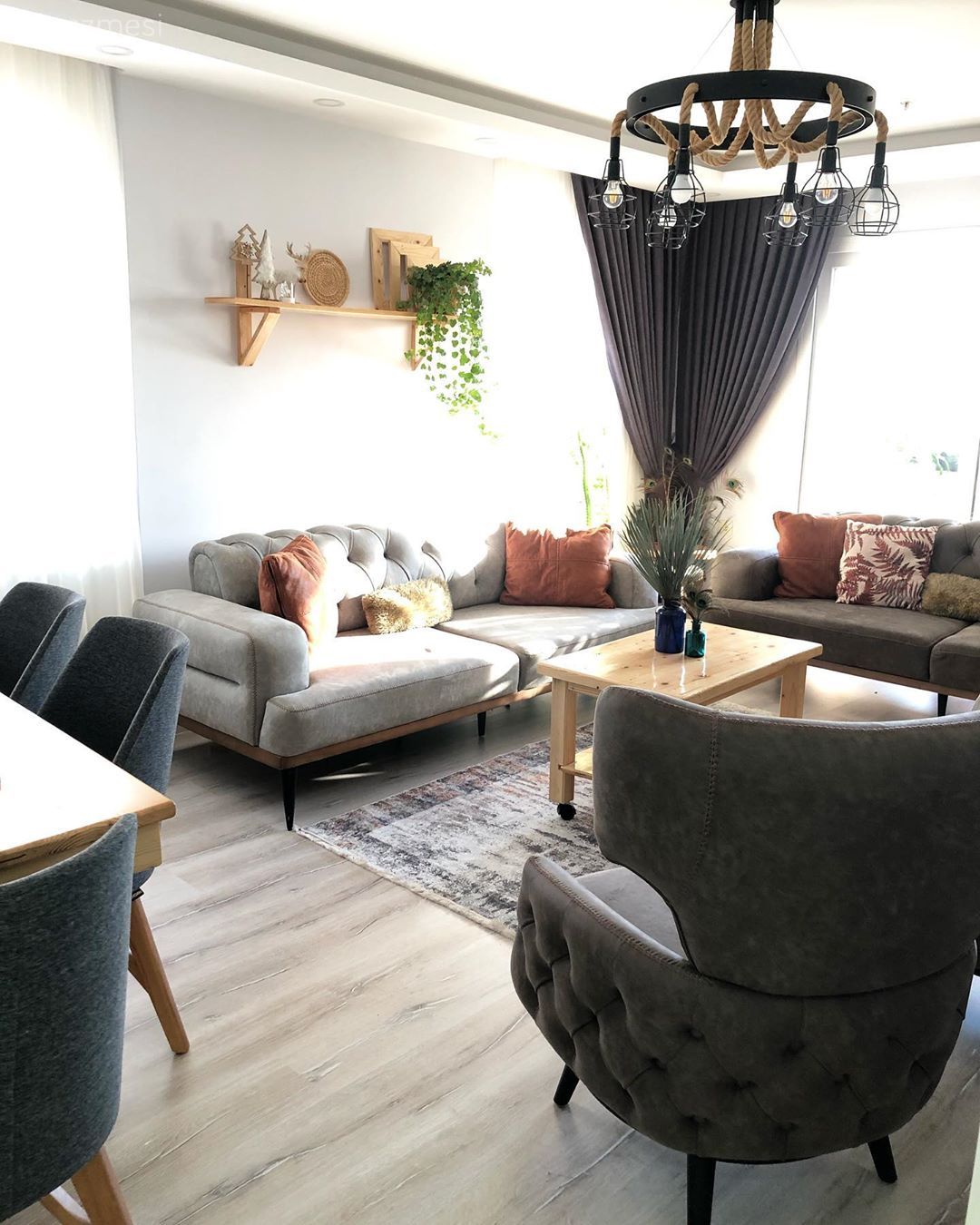 Salon, Gri, Antrasit  , Turuncu, Perde, Tül perde, Parke, Kapitoneli koltuk, Ahşap Mobilya, Yan sehpa, Sehpa, Ev bitkisi, Kırlent, Beyaz, Modern rustik, Duvar rafı, Duvar dekorasyonu, Orta sehpa, Fon perde, Halı, Salon halısı, Avize, Aydınlatma, Salon avizesi, Berjer