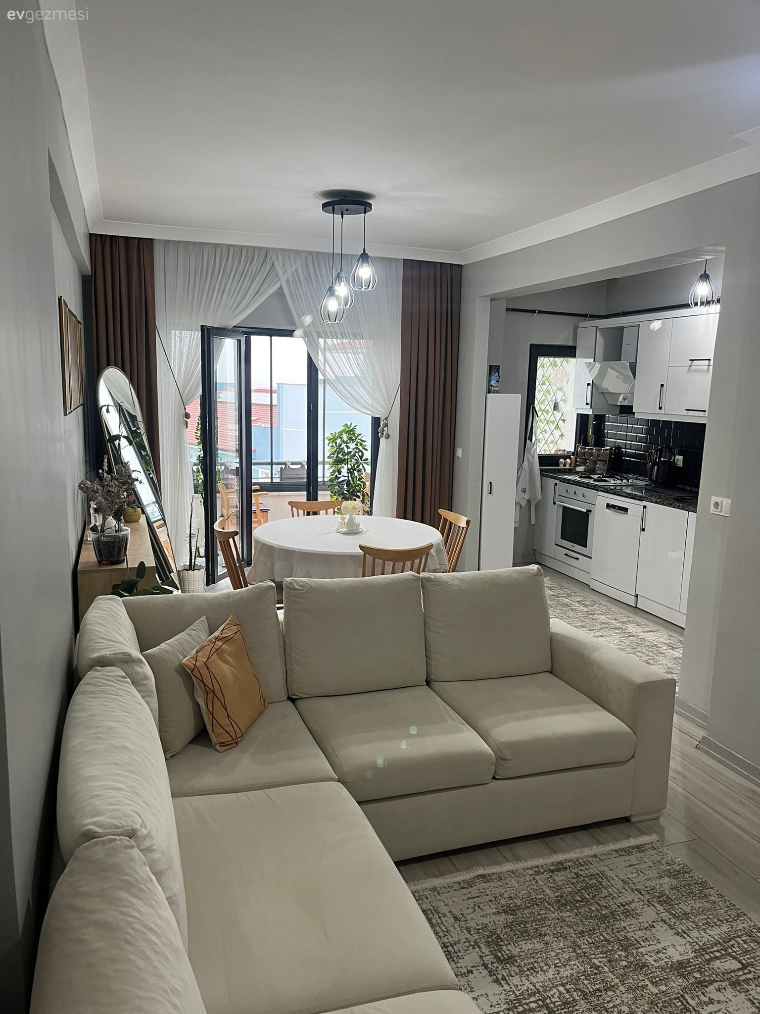 Salon, Bohem Dekorasyon, Beyaz, Krem, Ahşap Mobilya, Sandalye, Yemek masası, Dekoratif Objeler, Avize, Aydınlatma, Kırlent, Ev tekstili, Konsol, Konsol üzeri dekoratif objeleri, Amerikan Mutfak, Mutfak