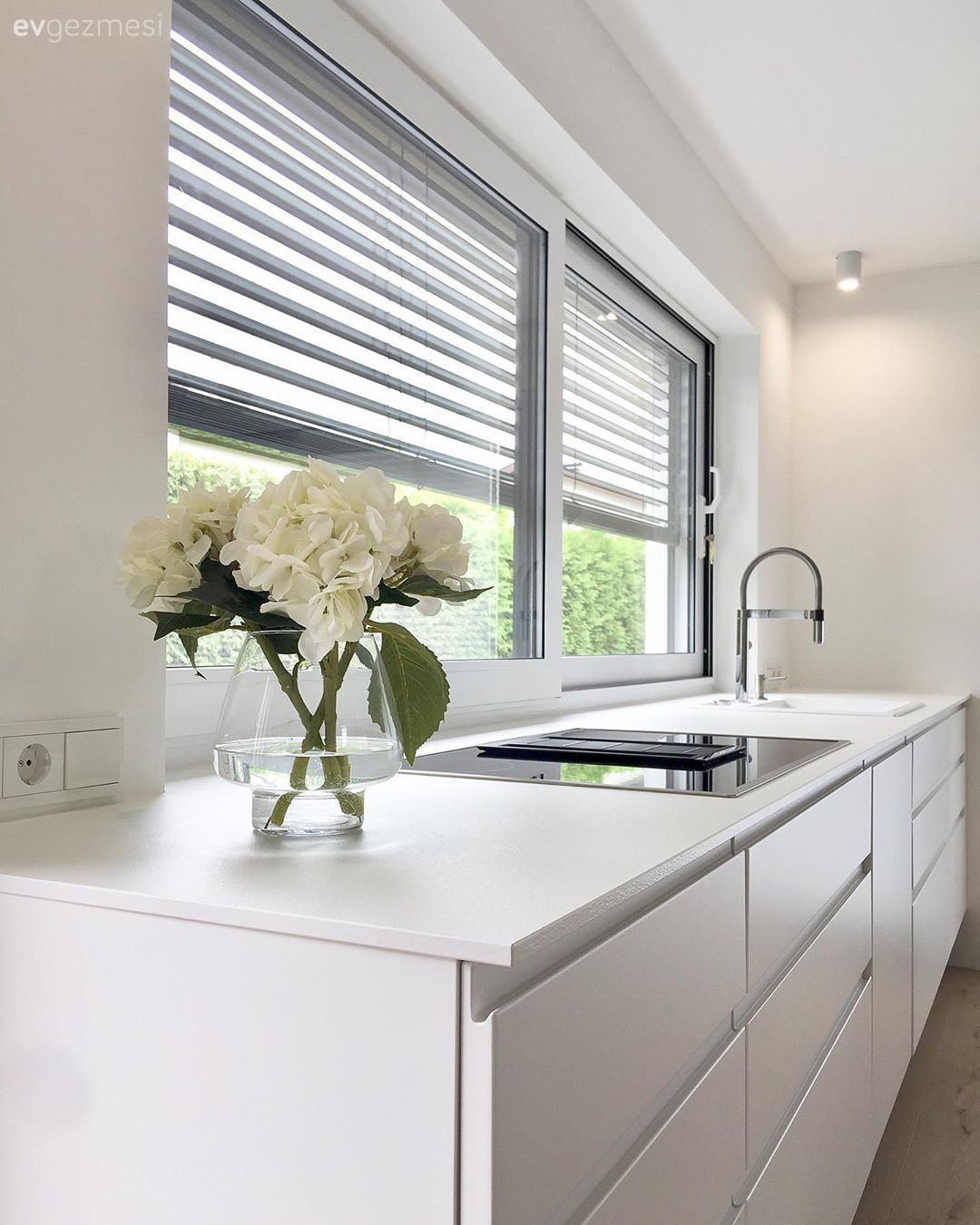 Beyaz, Mutfak televizyonu, Mutfak tezgah arası, Mutfak perdesi