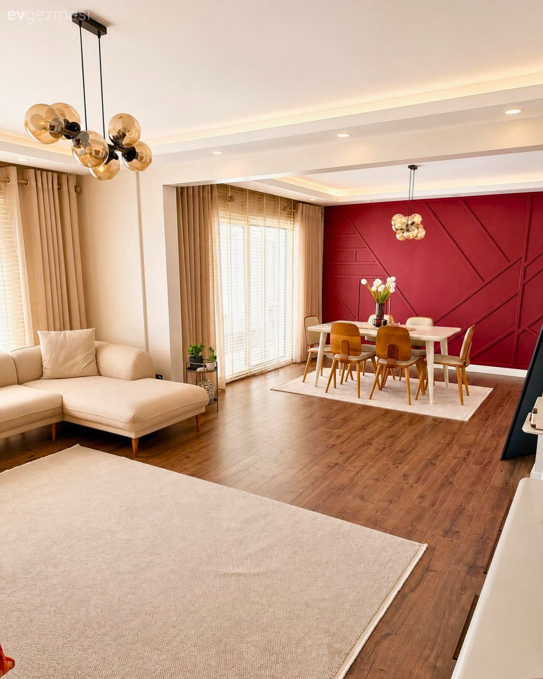 Salon, Modern, Krem, Beyaz, Bej, Köşe koltuk, Koltuk takımı, Fon perde, Perde, Tül perde, Sandalye, Yemek masası, Halı, Salon halısı, Parke, Dekoratif Objeler, Bordo, Duvar dekorasyonu, Duvar çıtalama