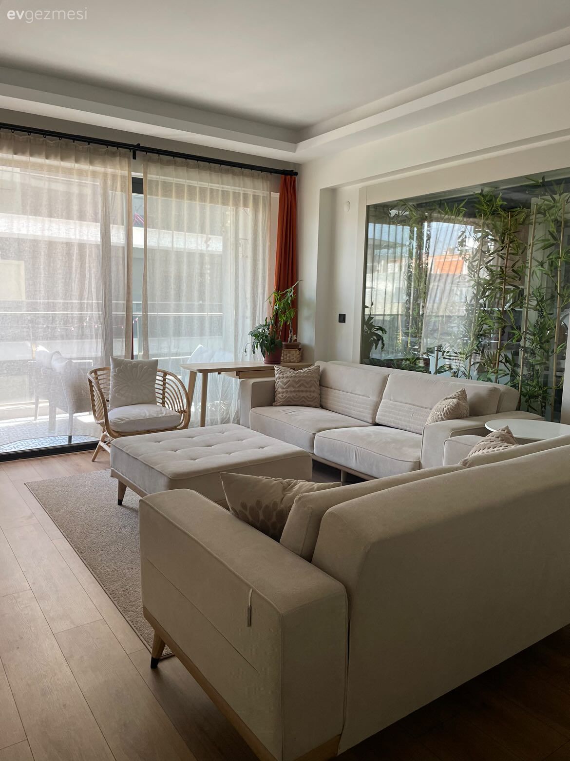 Salon, Modern, Beyaz, Krem, Berjer, Tül perde, Perde, Koltuk takımı, Hasır sandalye, Orta sehpa, Sehpa, Kırlent, Ev tekstili, Halı, Salon halısı