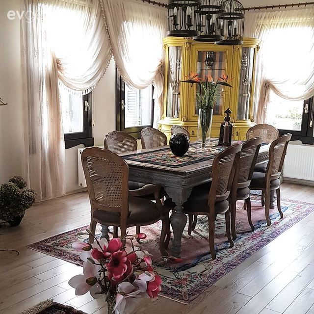 Yemek Odası, Eklektik, Ahşap Mobilya, Sarı, Kahverengi, Halı, Yemek masası, Sandalye, Vitrin, El dokuma halı, Parke, Tül perde, Perde
