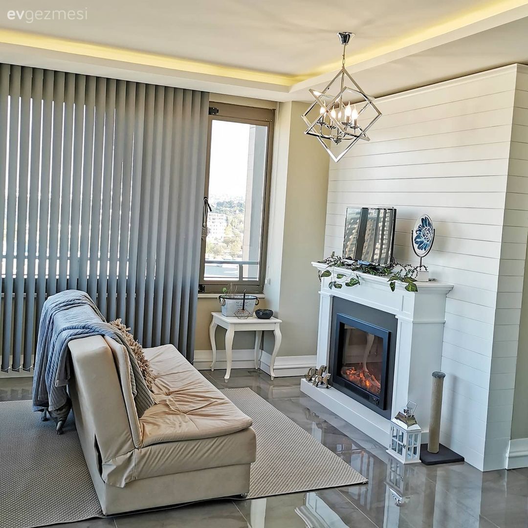 Kış bahçesi, Kapalı balkon, Beyaz, Gri, Balkon oturma grubu, Balkon, Berjer, Şömine, Taş duvar, Duvar dekorasyonu, Avize, Aydınlatma, Ekose desen, Desenler, Perde