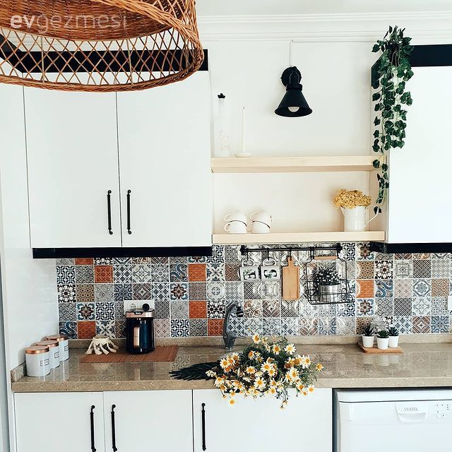 Mutfak, Rustik, Beyaz, Kahverengi, Ahşap Mobilya, Ahşap mutfak tezgahı, Mutfak tezgahı, Mutfak tezgah arası, Tezgah arası seramik, Çini, Mutfak rafı, Mutfak Avize Modelleri, Ev bitkisi, Hasır avize