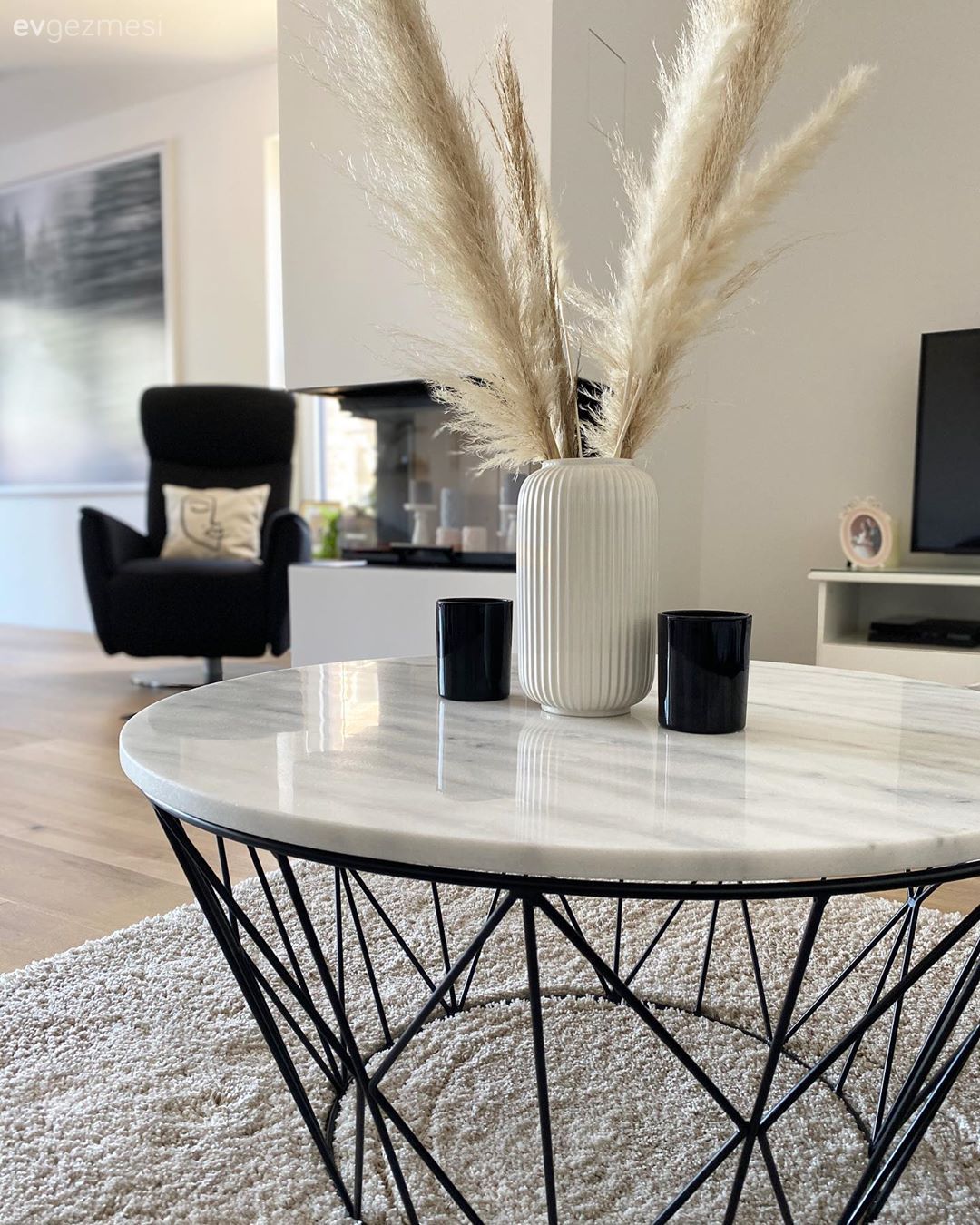 Bu Minimalist Evde Ortama Sıcaklık Katan Detaylar da Unutulmamış!