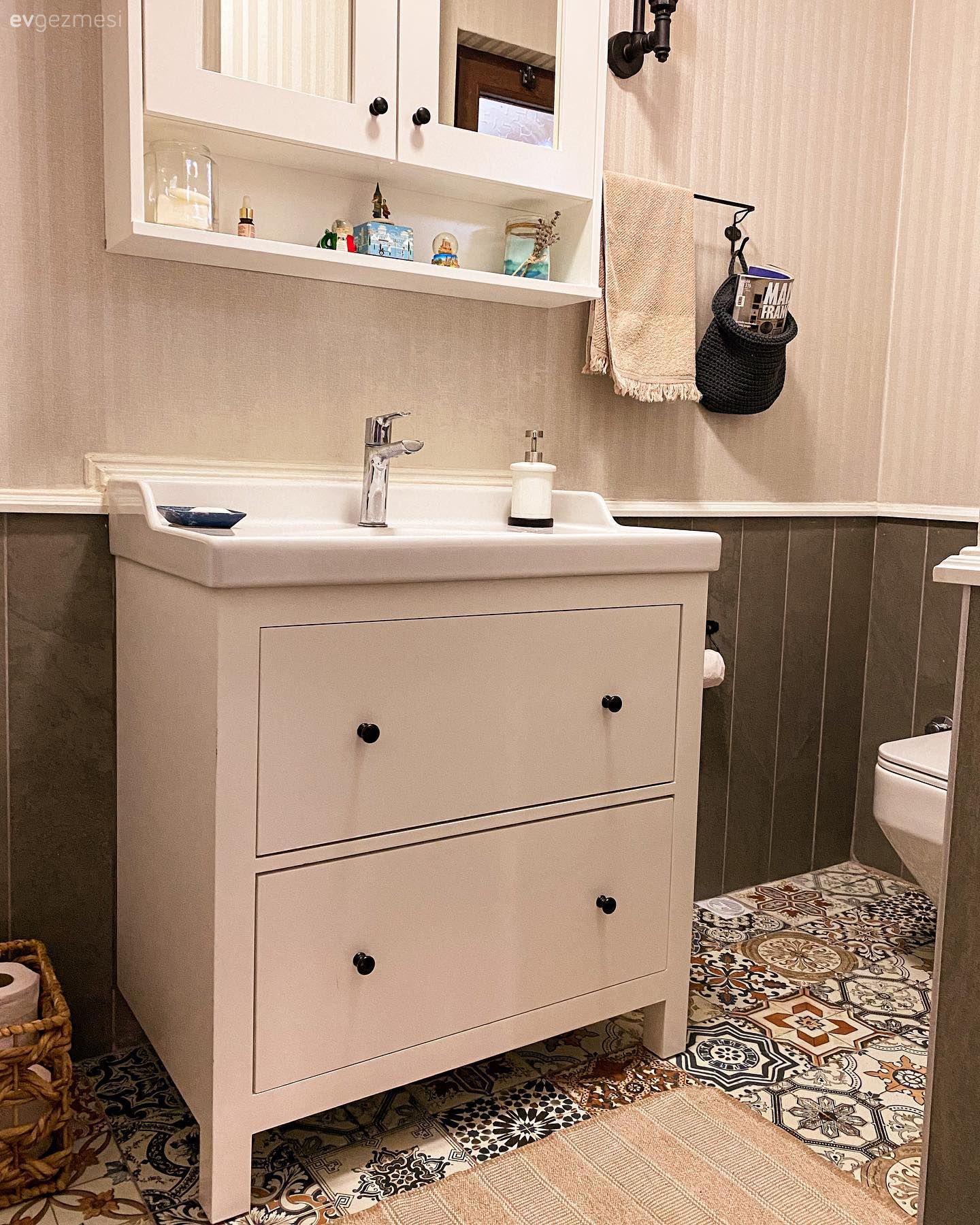 Banyo, Beyaz, Banyo dolabı, Banyo aynası, Banyo seramikleri