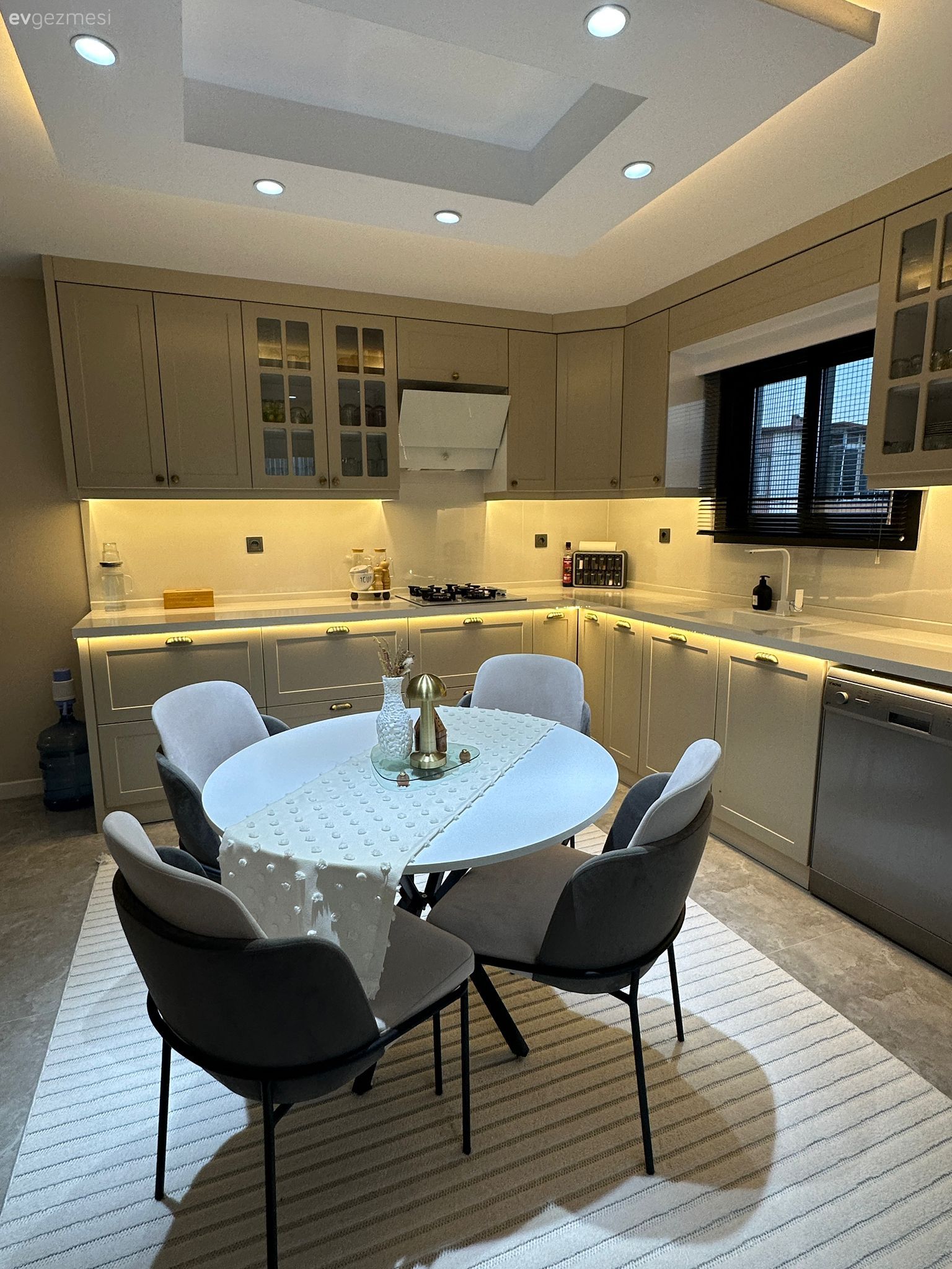Mutfak, Gri, Bej, Mutfak tezgahı, Mutfak tezgah arası, Cam kapaklı dolap, Pencere önü eviye, Eviye , Jaluzi, Mutfak masası, Mutfak aksesuarları, Davlumbaz, Mutfak halısı, Mutfak Avize Modelleri, Mutfak zemin seramikleri, Shaker kapaklı dolaplar, Mutfak sandalyesi