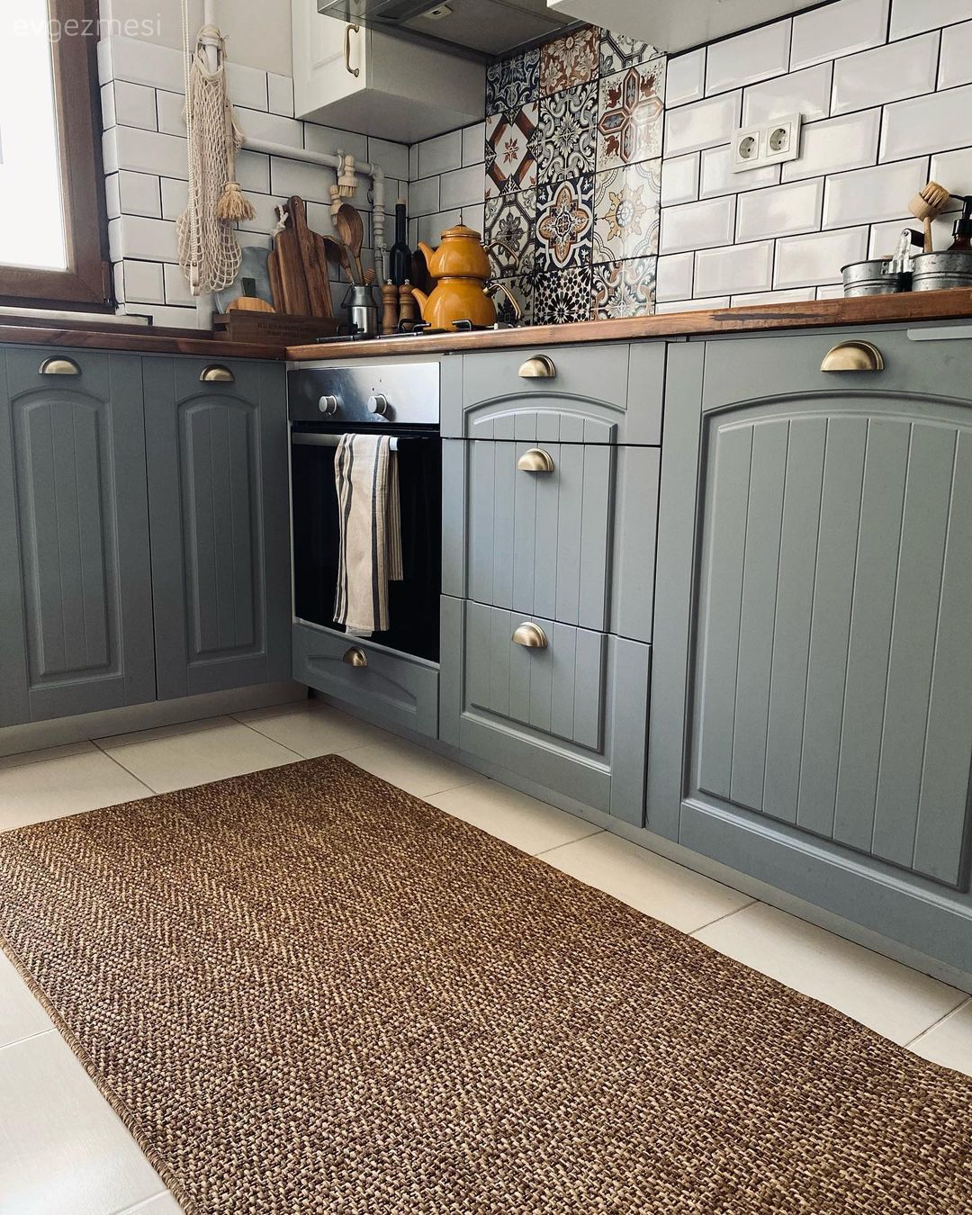 Mutfak, Beyaz, Gri, Gri mutfak, Shaker kapaklı dolaplar, Mutfak tezgahı, Mutfak tezgah arası, Tezgah arası seramik, Metro seramik, Seramik, Jüt halı, Halı, Ankastre