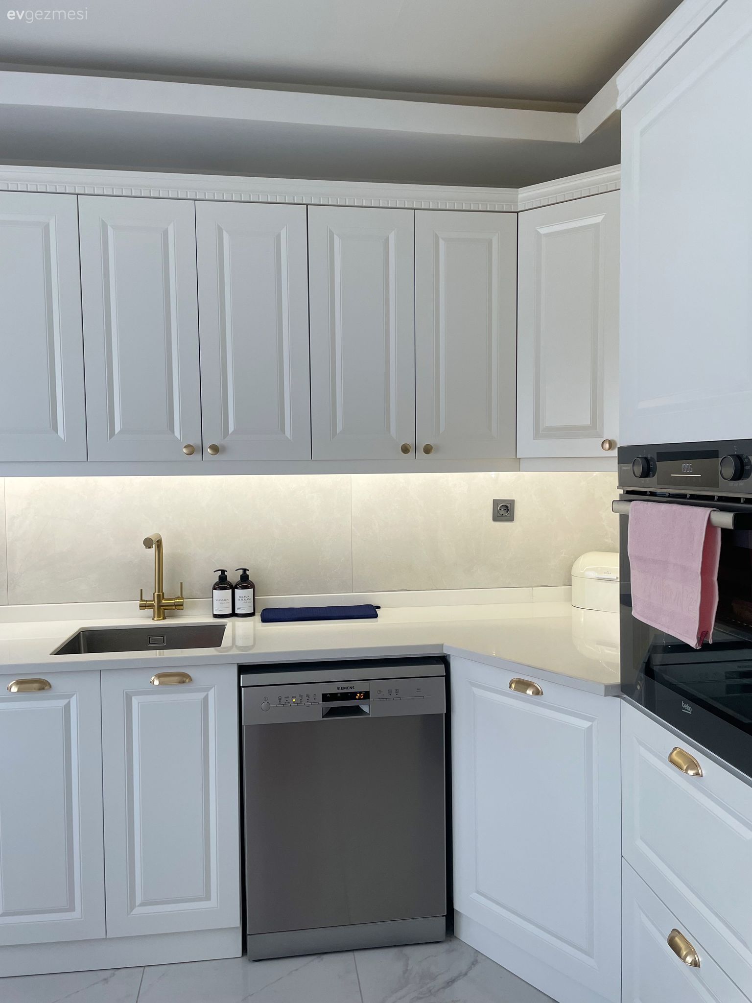 Beyaz, Shaker kapaklı dolaplar, Mutfak, Mutfak tezgahı, Mutfak tezgah arası, Ankastre, Mutfak aksesuarları, Mutfak bataryası, Eviye 