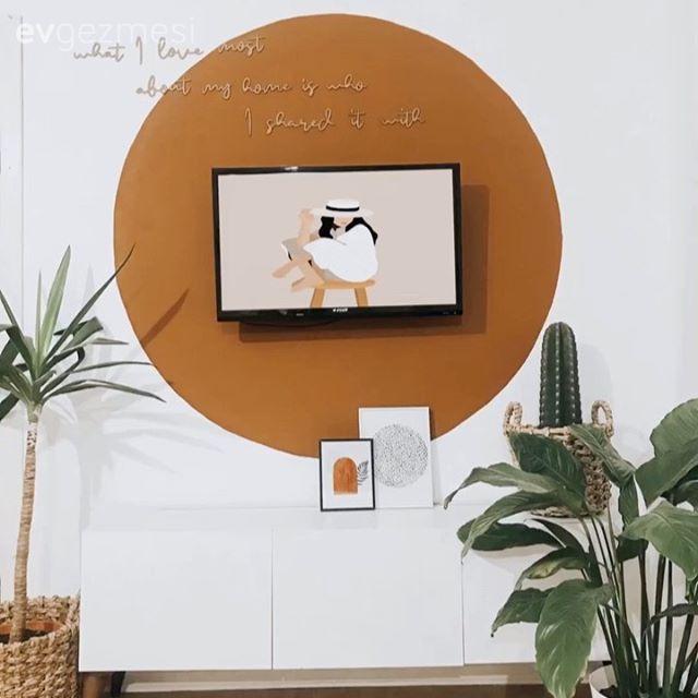Tv ünitesi, Tv ünitesi aksesuarları, Ev Aksesuar, Turuncu duvar rengi, Beyaz, Ev bitkisi, Hasır sepet, Çerçeve
