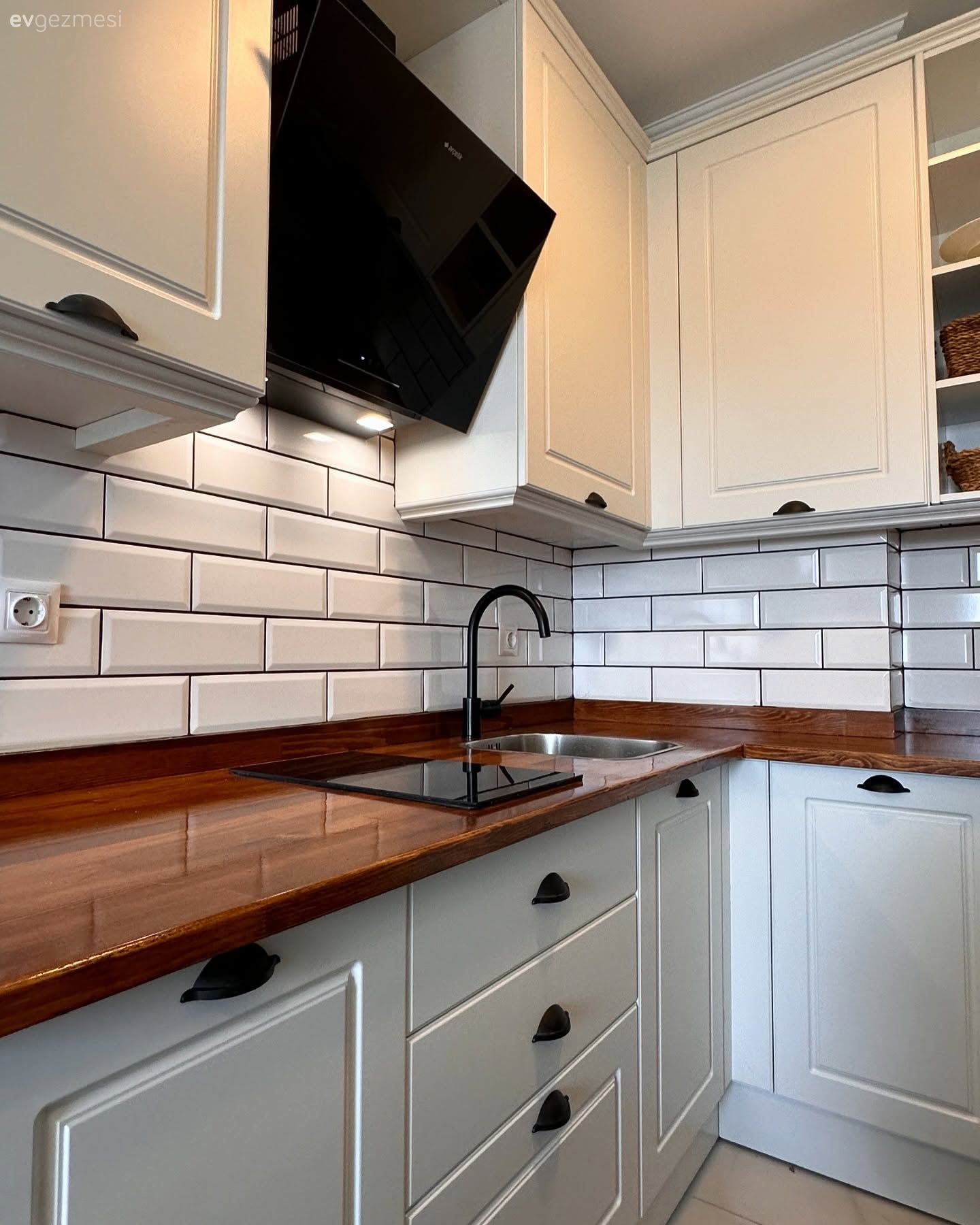 Bu Küçük Mutfağın Görünüşü ve İşlevselliği Tam Not Alır