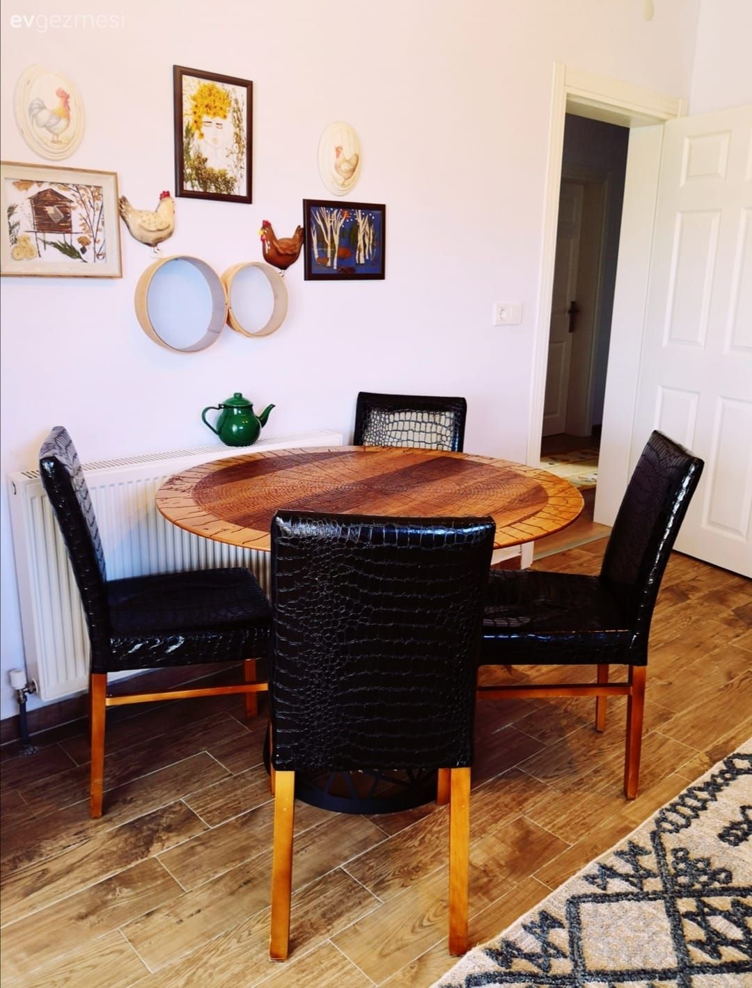 Mutfak masası, Kahverengi, Siyah, Sandalye, Mutfak duvar dekorasyonu, Parke, Mutfak halısı, Mutfak