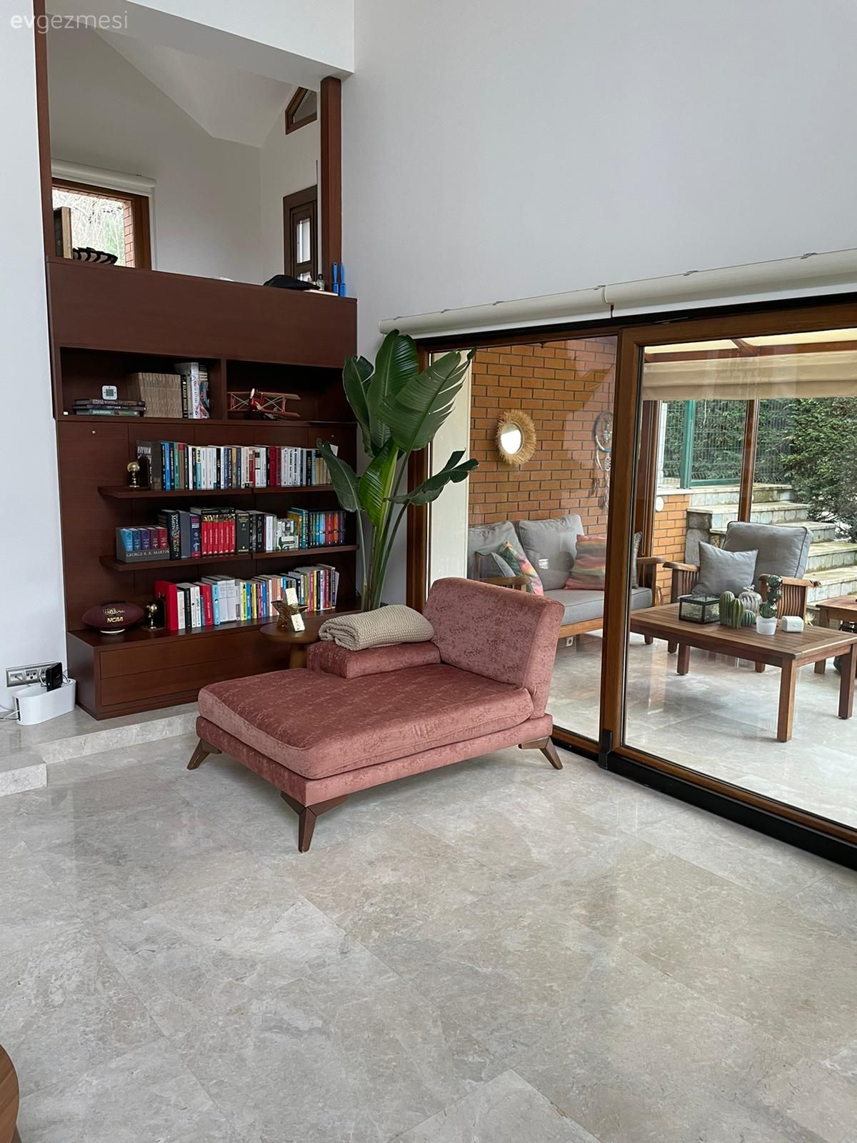 Zamansızlık Hissi Veren Bu Evde Az ve Çok Ortak Paydada Buluşmuş!