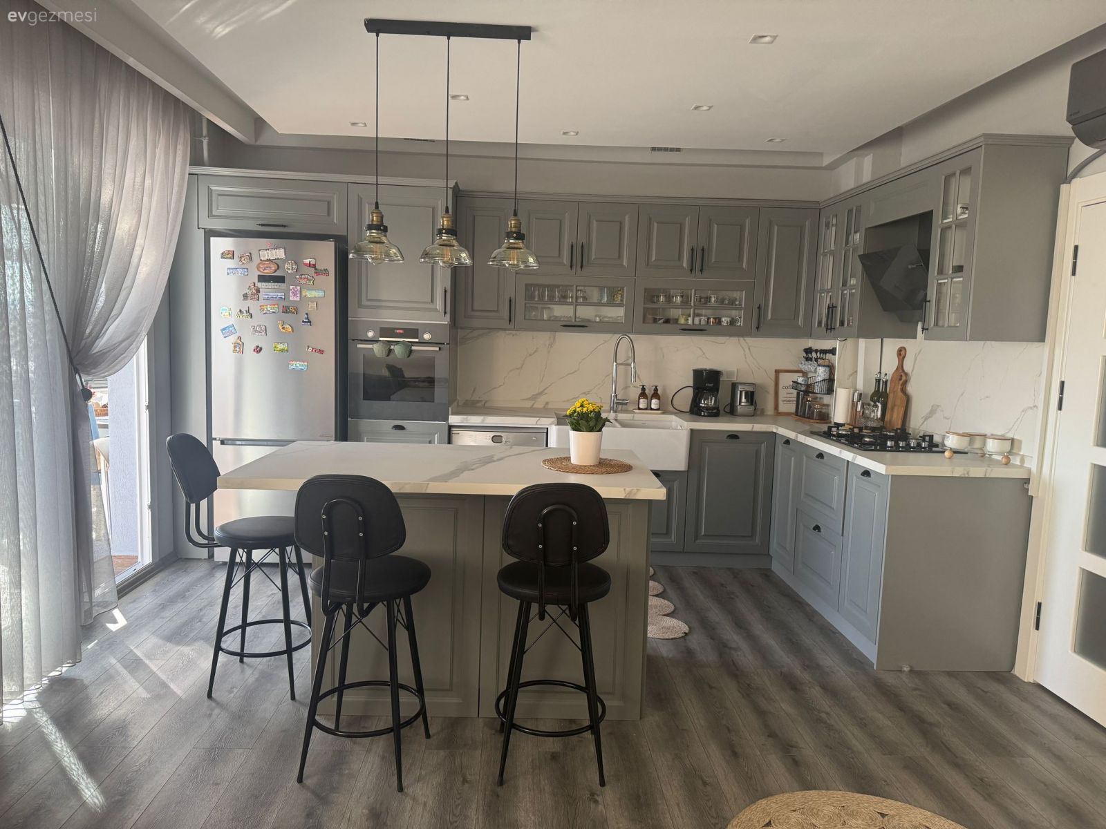 Mutfak, Modern, Gri, Beyaz, Shaker kapaklı dolaplar, Mutfak tezgahı, Mutfak tezgah arası, Eviye , Ada mutfak, Mutfak sandalyesi, Parke, Amerikan Mutfak, Mutfak perdesi, Mutfak tülü, Mutfak Avize Modelleri, Ankastre