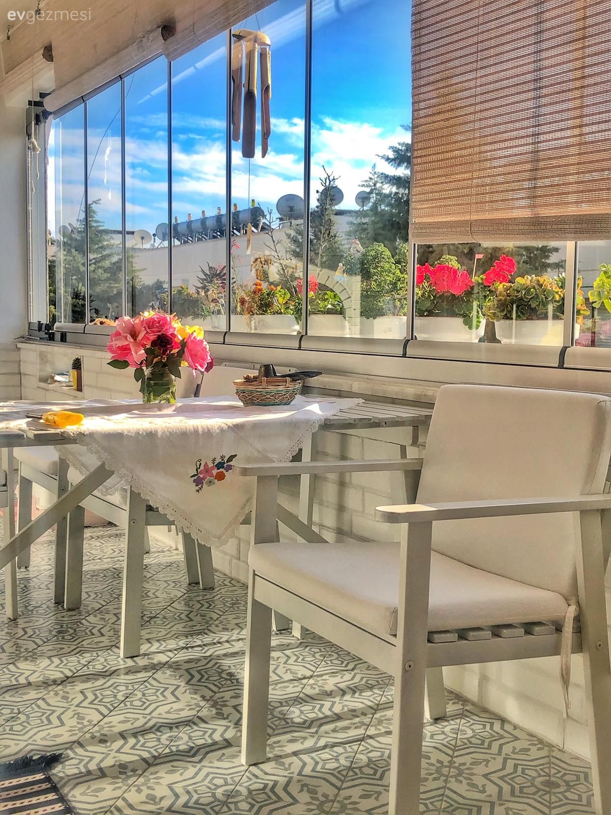 Balkon, Beyaz, Ev tekstili, Sandalye, Balkon masası, Banyo, Yeşil, Krem, Banyo dolabı, Banyo aksesuarları, Çiçekler