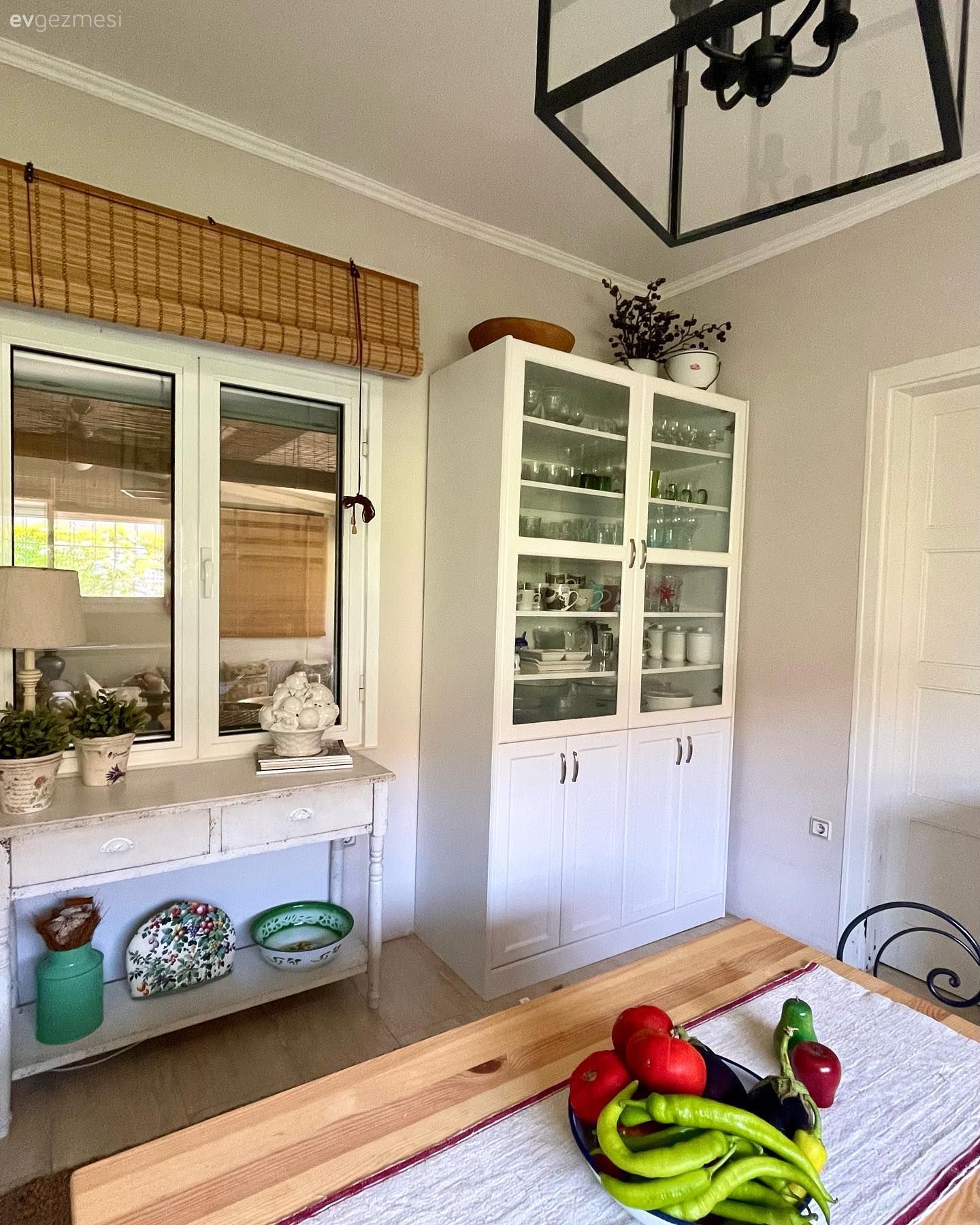 Ev Gezmesi: Beyaz ve Ahşaba Aşık Bir Yazlık Mutfağı!