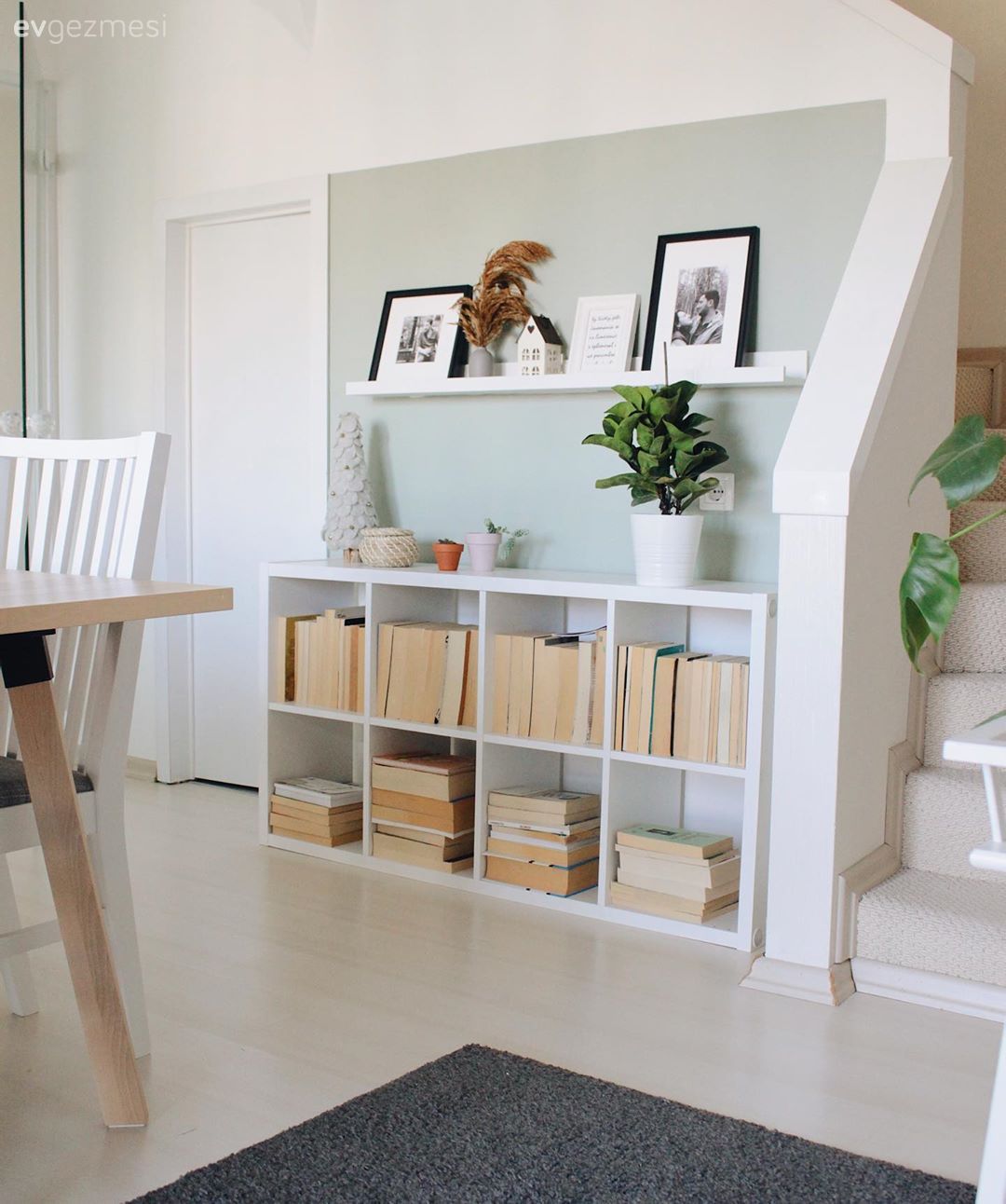 Nil Yeşili ve Beyaz Uyumu: Serin Esintiler Hissettiren Bir Dekor