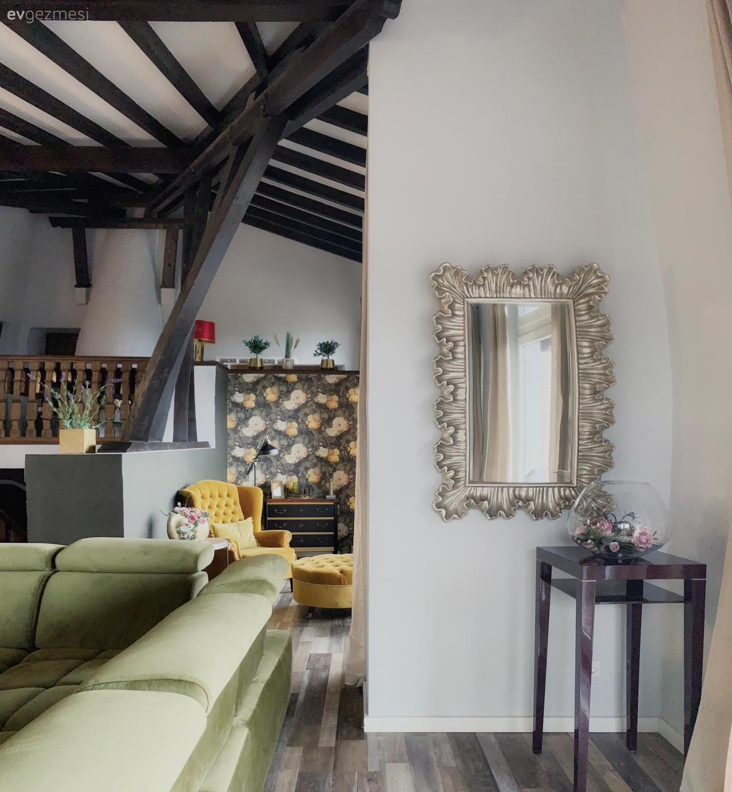 Ayna, Taş duvar, Duvar dekorasyonu, Yeşil, Sarı, Tavan dekorasyon, Parke, Siyah, Koltuk takımı, Yan sehpa, Sehpa, Sandalye