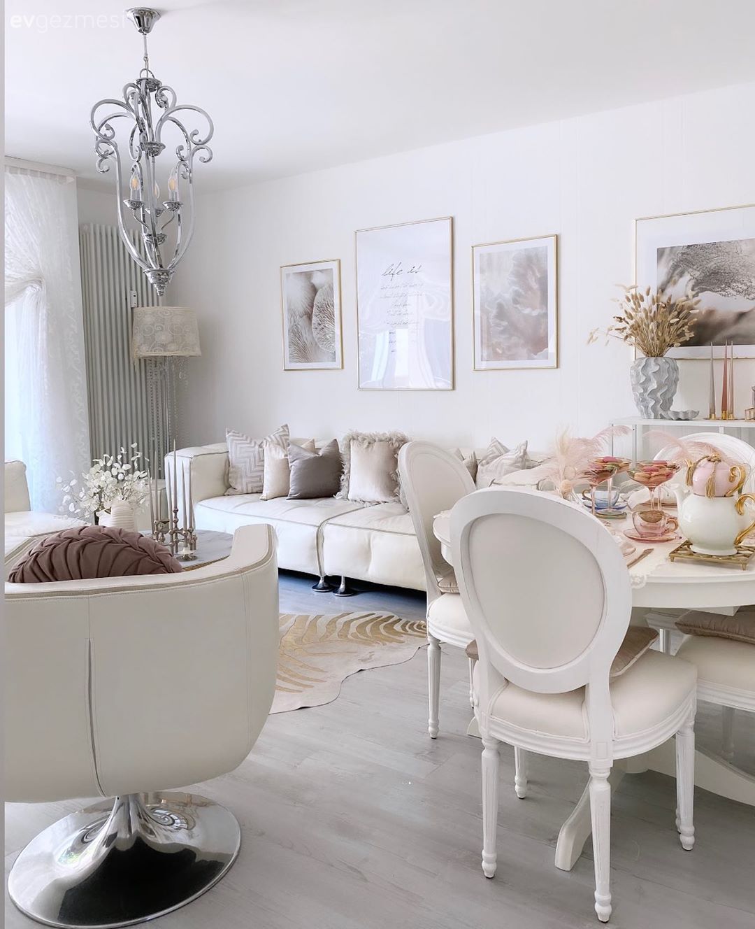 Salon, Modern, Beyaz, Bej, Krem, Pudra pembe, Koltuk takımı, Berjer, Kırlent, Ev tekstili, Tablo, Duvar dekorasyonu, Tül perde, Perde, Avize, Aydınlatma, Salon avizesi, Halı, Salon halısı, Sehpa üstü aksesuarı, Ev Aksesuar, Vazo, Çiçekler