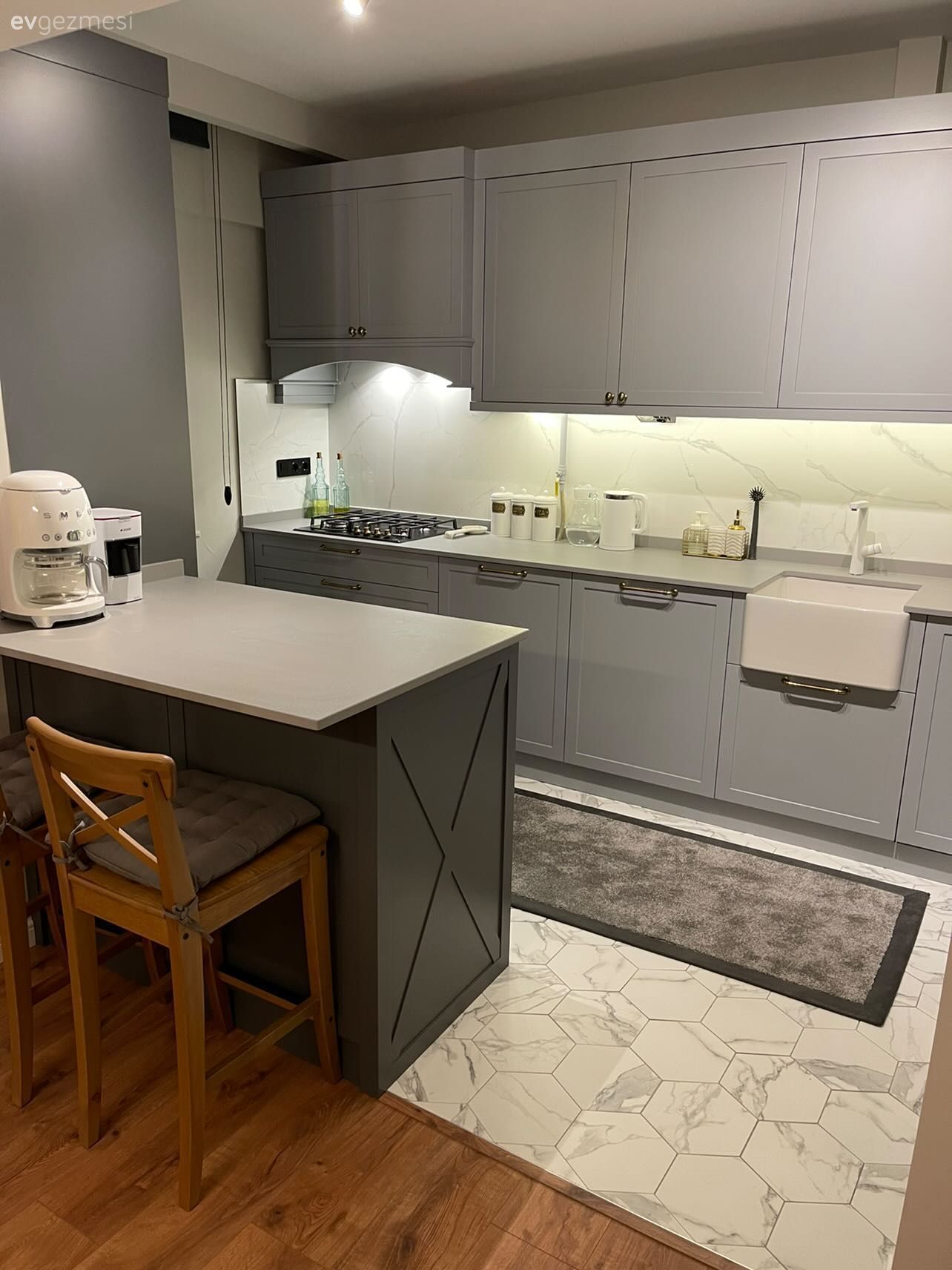 Mutfak, Gri mutfak, Modern, İskandinav, Mutfak yarım adası, Beyaz, Mutfak tezgahı, Mutfak tezgah arası, Tezgah arası seramik, Mutfak halısı, Sandalye, Parke