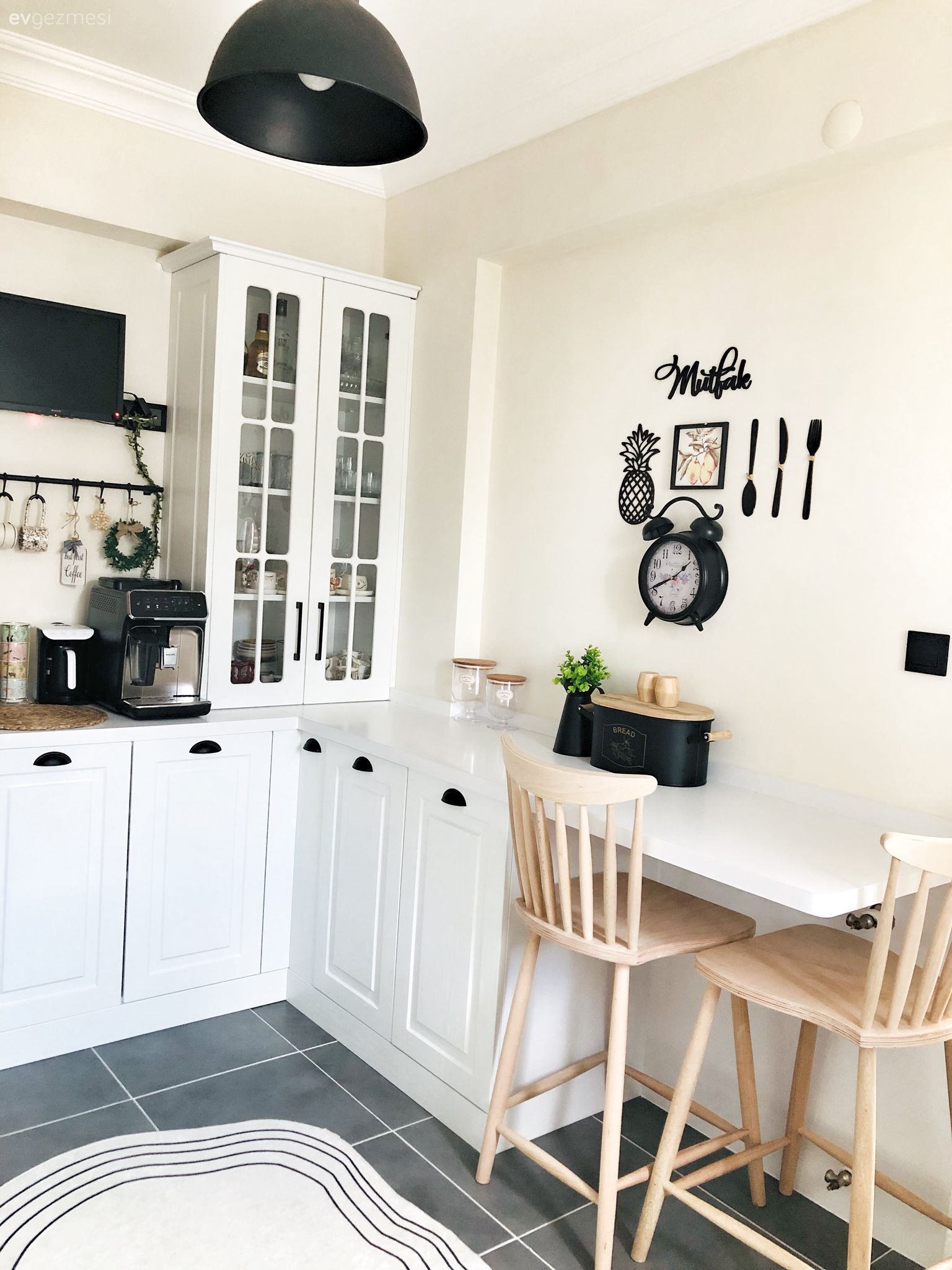 Beyaz mutfak, Mutfak, Beyaz, Siyah, Kahve köşesi, Sandalye, Mutfak aksesuarları, Mutfak duvar dekorasyonu, Ekstra mutfak dolabı