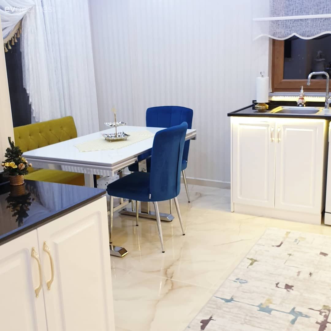 Mutfak, Beyaz mutfak, Mutfak tezgahı, Mutfak tezgah arası, Shaker kapaklı dolaplar, Siyah tezgah, Mutfak masası, Sandalye, Mavi, Yeşil, Mutfak perdesi, Mutfak zemin seramikleri