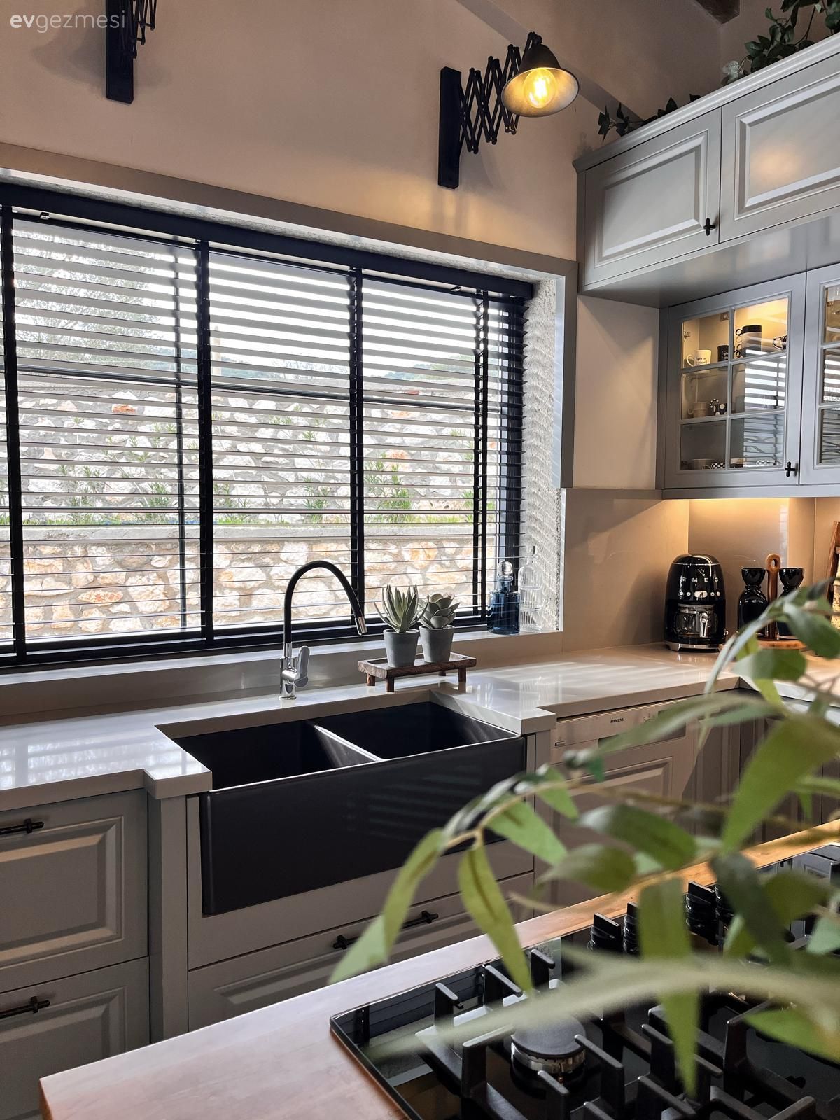 Yüksek Tavanlı Bu Alaçatı Evi Taş ve Ahşabın Uyumuna Teslim Olmuş