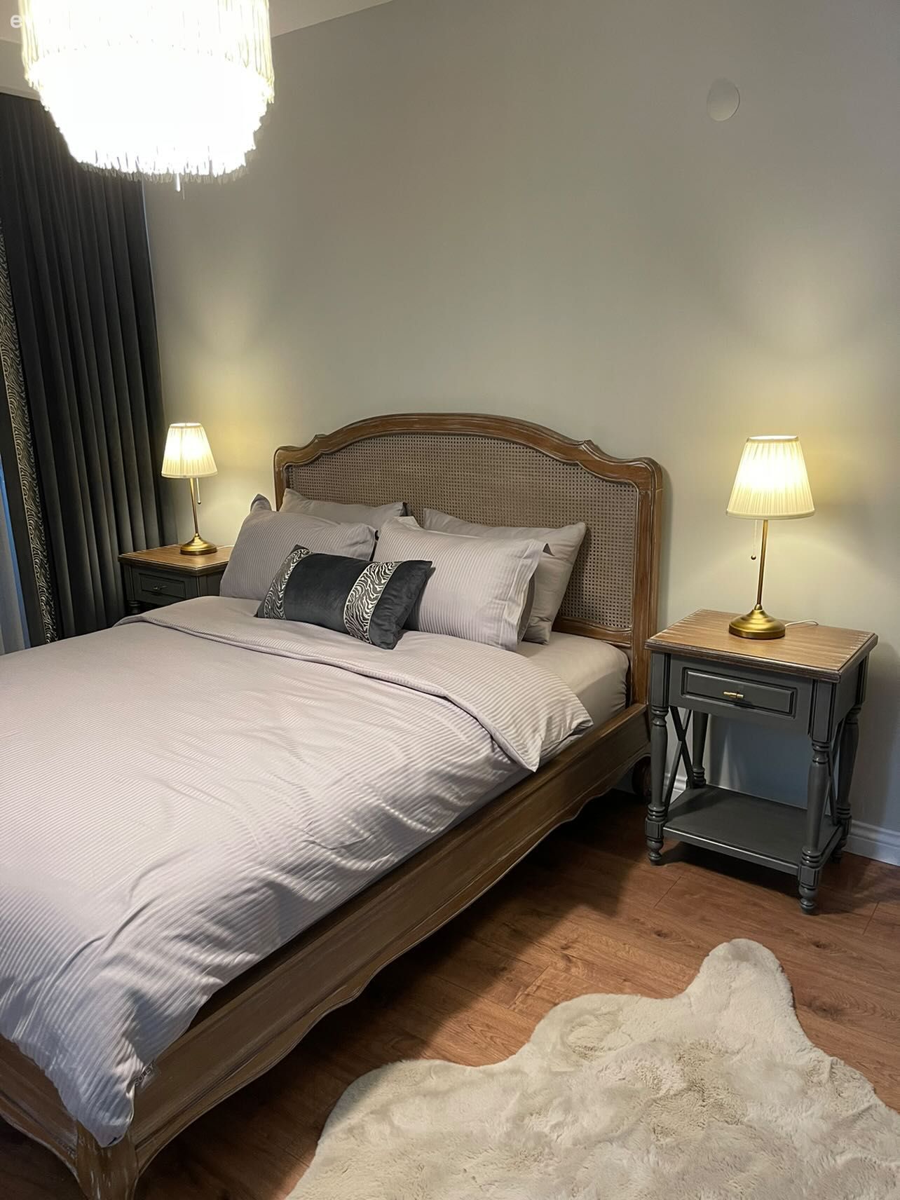 Yatak Odası, Country, Beyaz, Yatak başlığı, Komodin, Abajur, Aydınlatma, Fon perde, Perde, Halı, Avize