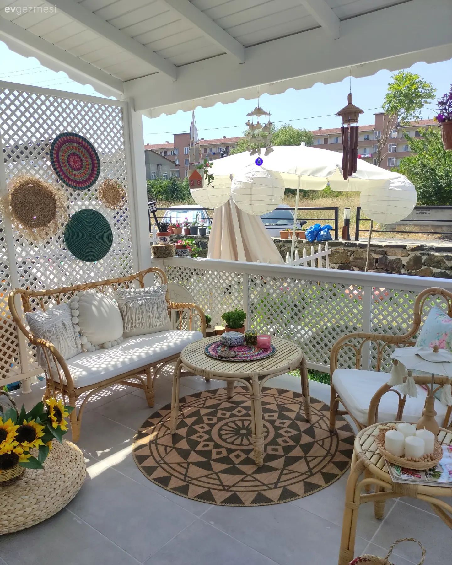 Beyaz, Hasır Bir de Canlı Tonlar: Tekirdağ'dan Capcanlı Bir Veranda!