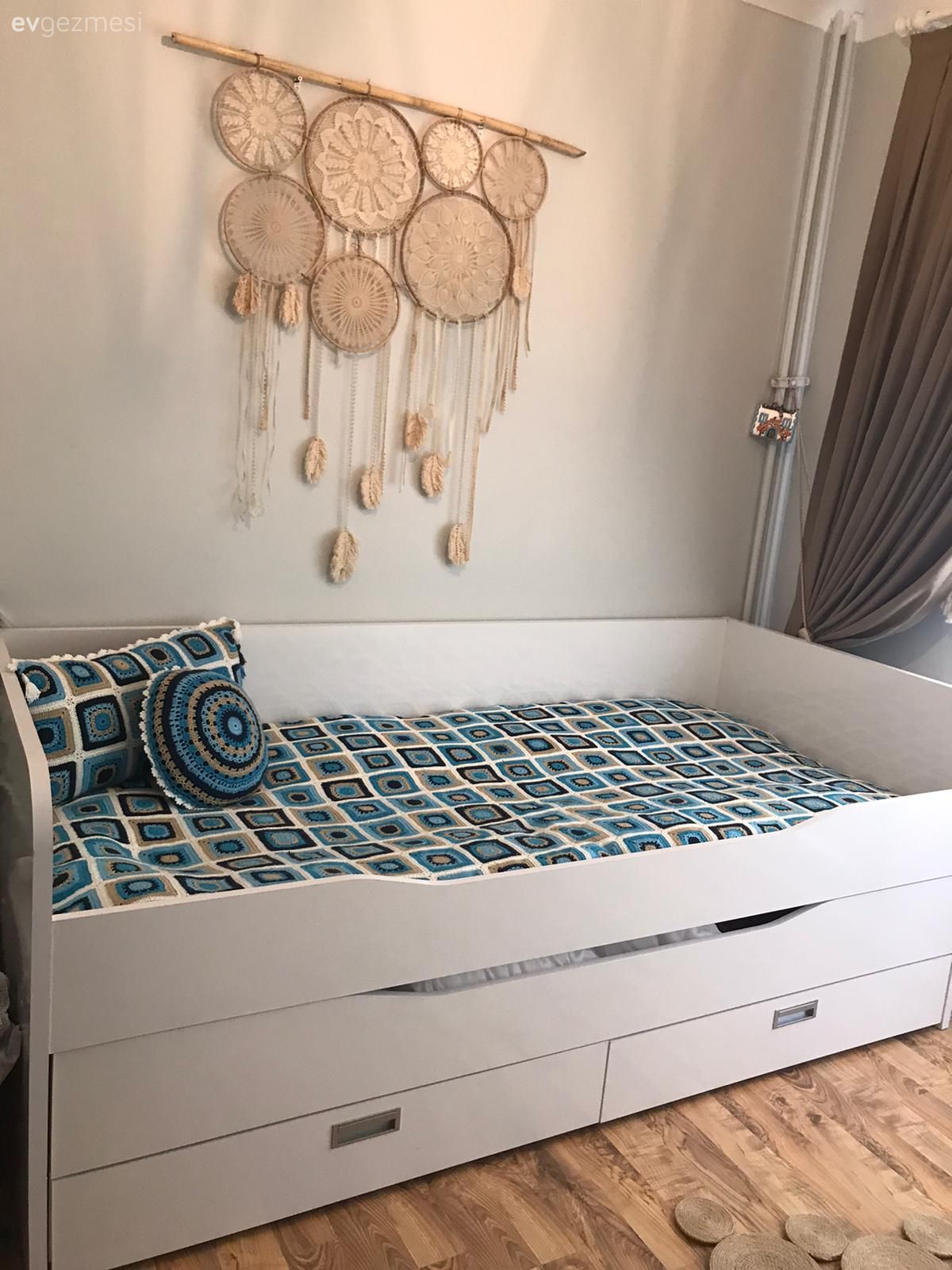 Oturma Odası, Beyaz, Mavi, Sedir, Duvar panosu, Duvar dekorasyonu, Avize, Aydınlatma, Fon perde, Perde