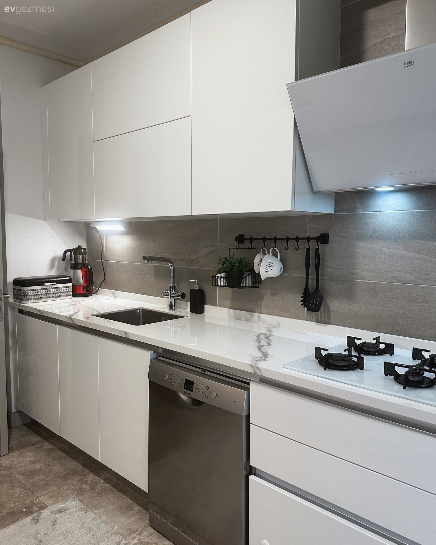 Bu Modern Mutfakta Masa ve Kahve Köşesi Bir Arada