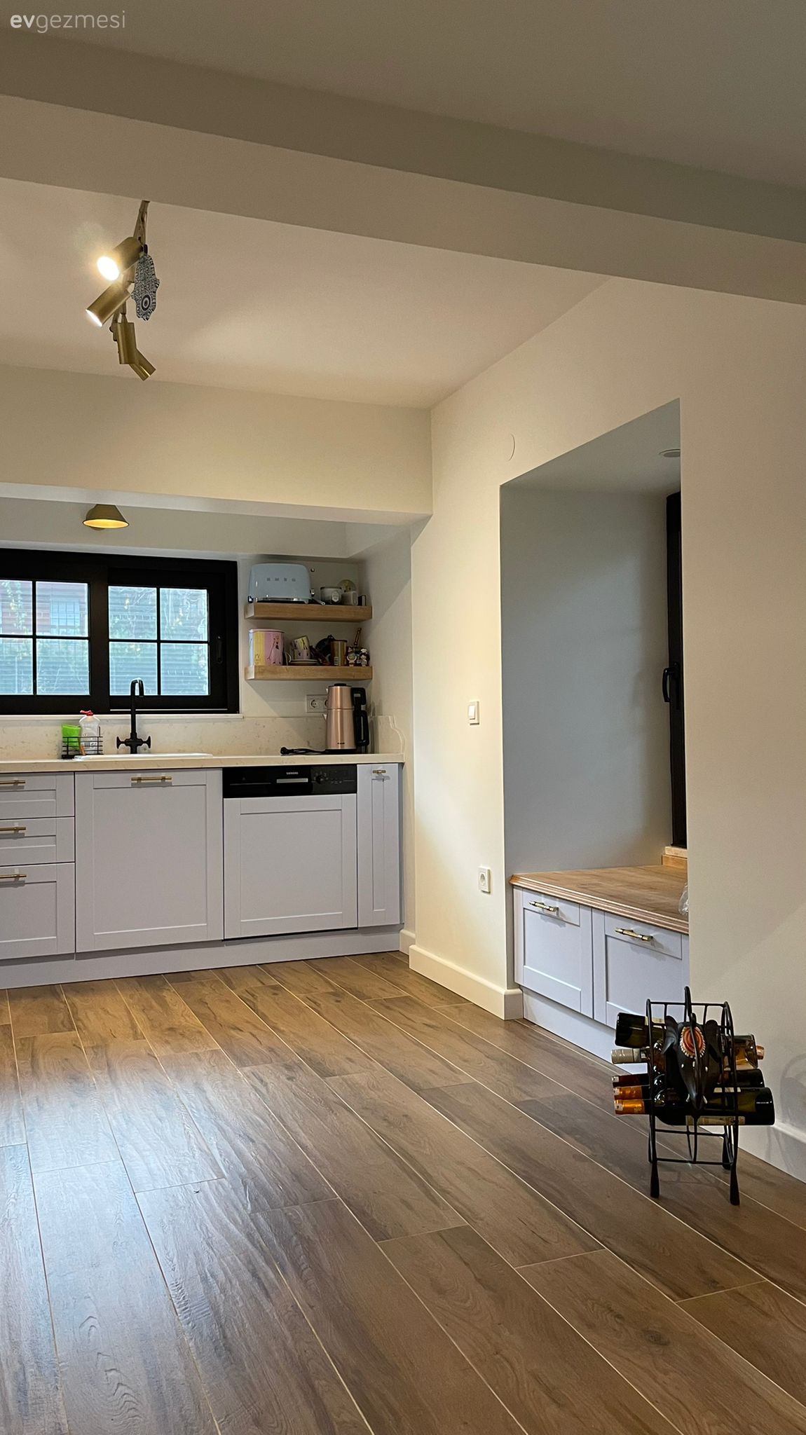 Mutfak, Mavi mutfak, Beyaz, Siyah, Shaker kapaklı dolaplar, Mutfak tezgahı, Mutfak tezgah arası, Mutfak rafı, Parke, Sedir, Cam önü sedir, Mutfak Avize Modelleri