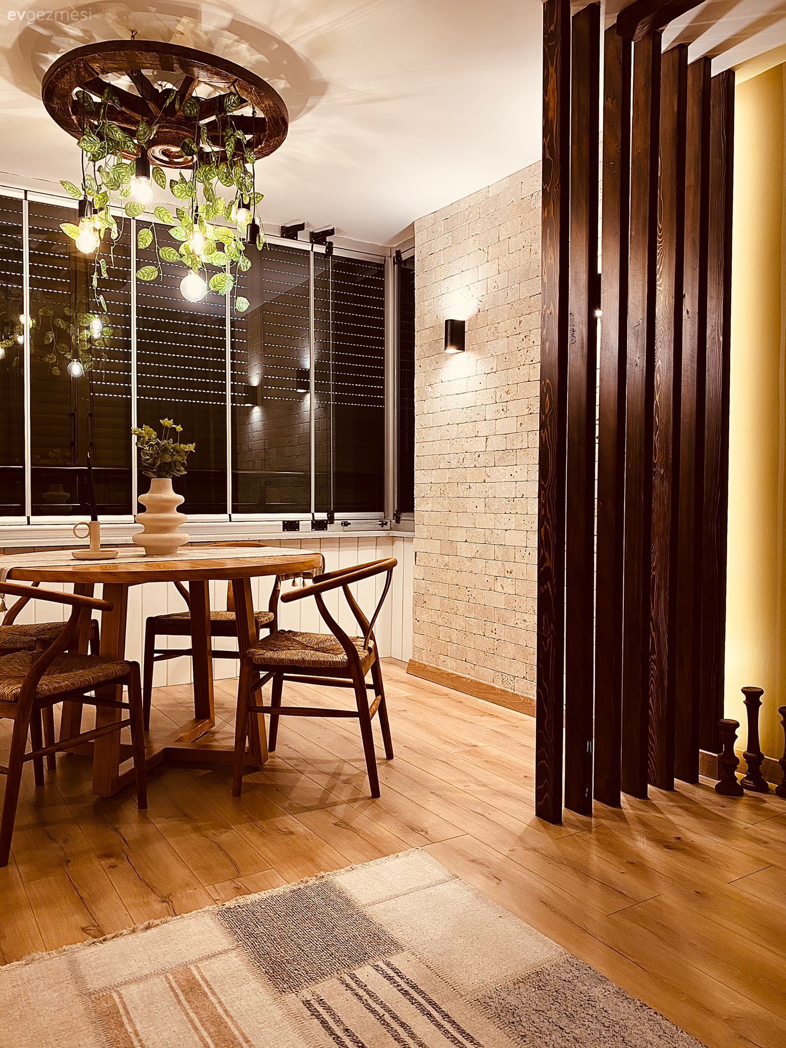 Yazlık, Parke, Ahşap Mobilya, Ahşap panel, Sandalye, Yemek masası, Avize, Aydınlatma, Rustik Aydınlatma, Rattan sandalye, Aplik, Duvar dekorasyonu